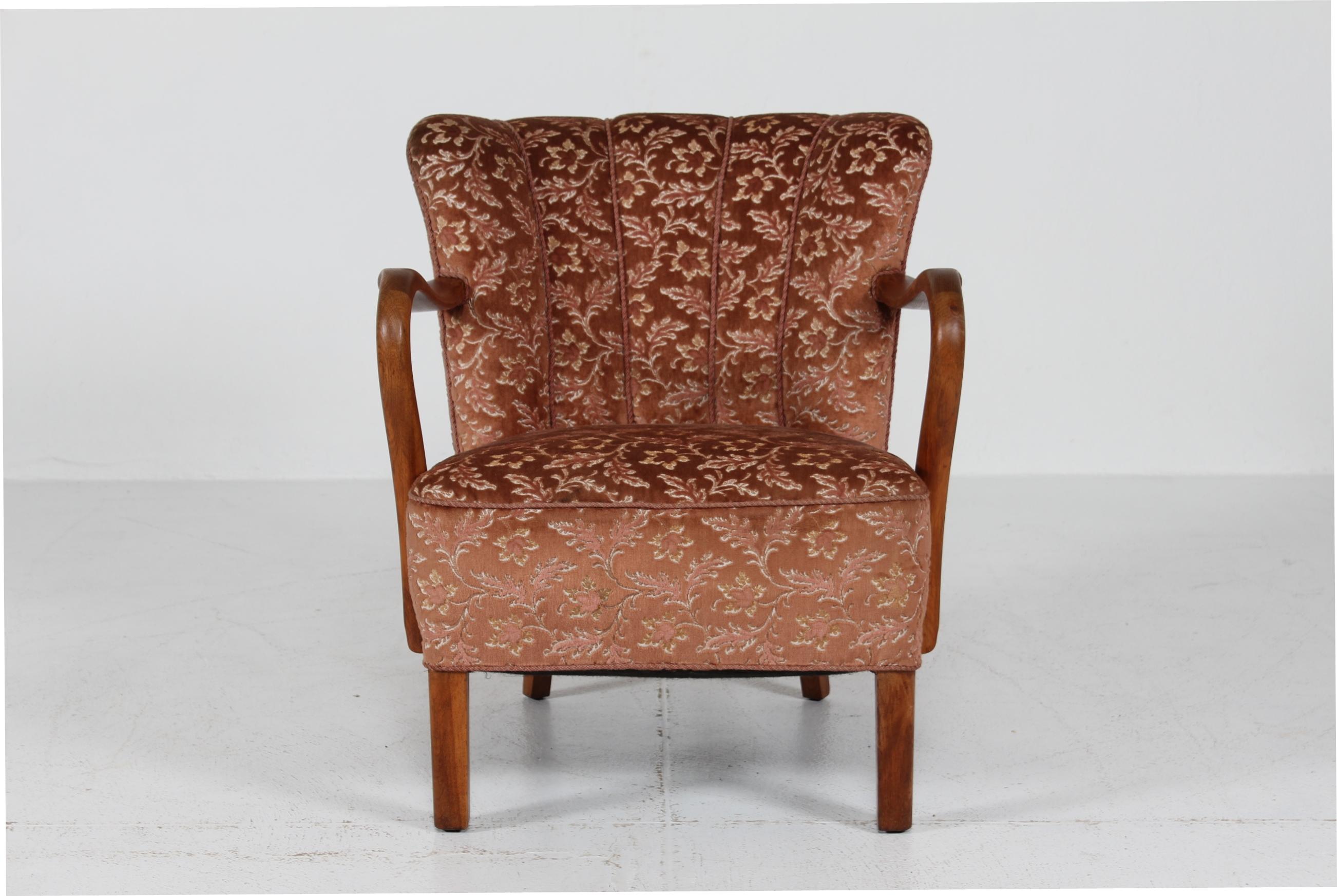 Danish Art Deco comfortable lounge chair from the 1940s fully upholstered with floral pattern velvet. Legs and armrests of patinated oak.

Handmade in the 1940s by a Danish carpenter and tightly upholstered by skilled furniture upholsterer 

The