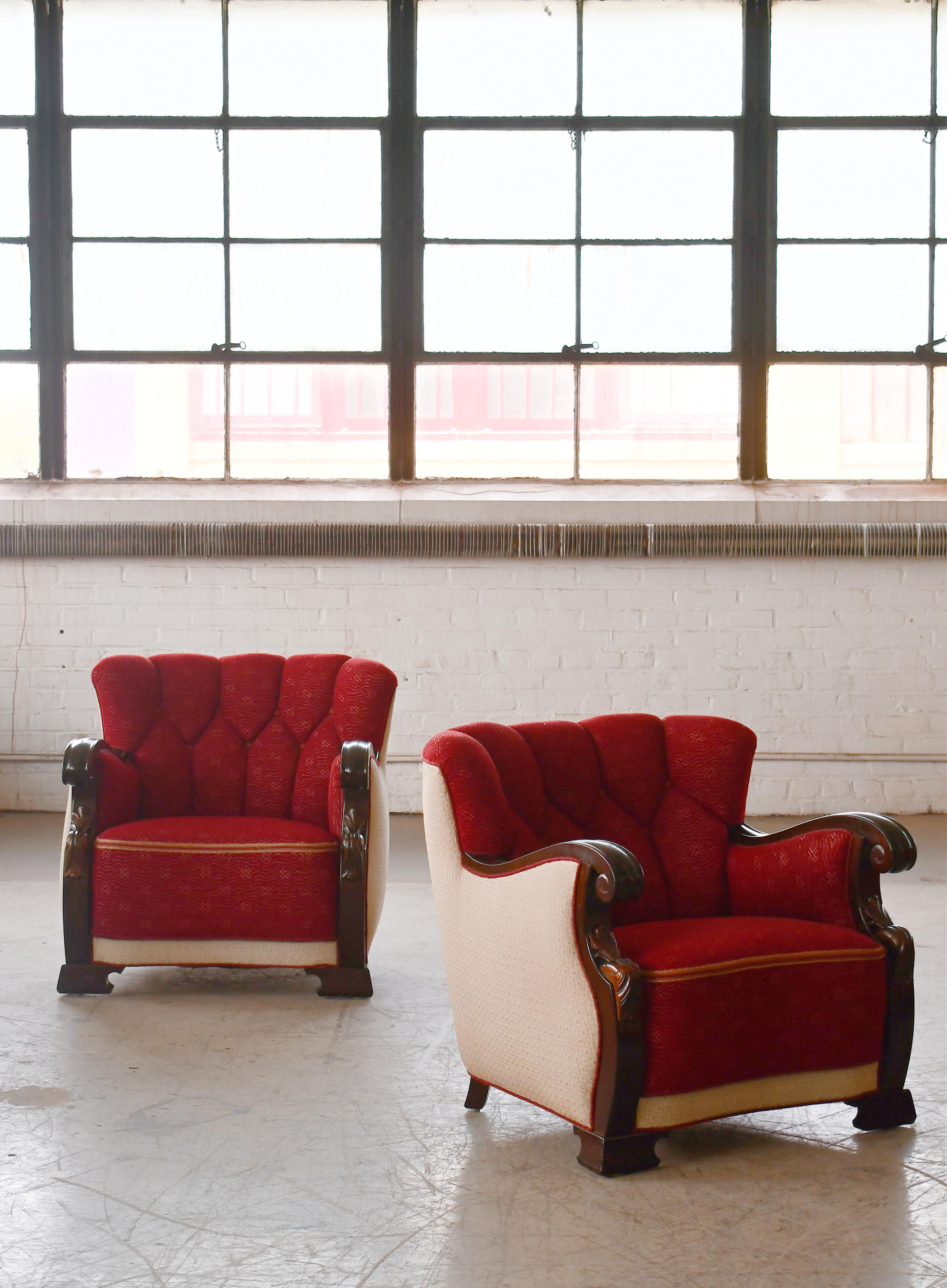 Exceptionnels fauteuils club Art Déco de taille moyenne, ultra cool et confortables, fabriqués au Danemark probablement vers le milieu des années 1930. Très rare. Nous aimons les proportions basses et larges, le dossier à motif Diamant et les
