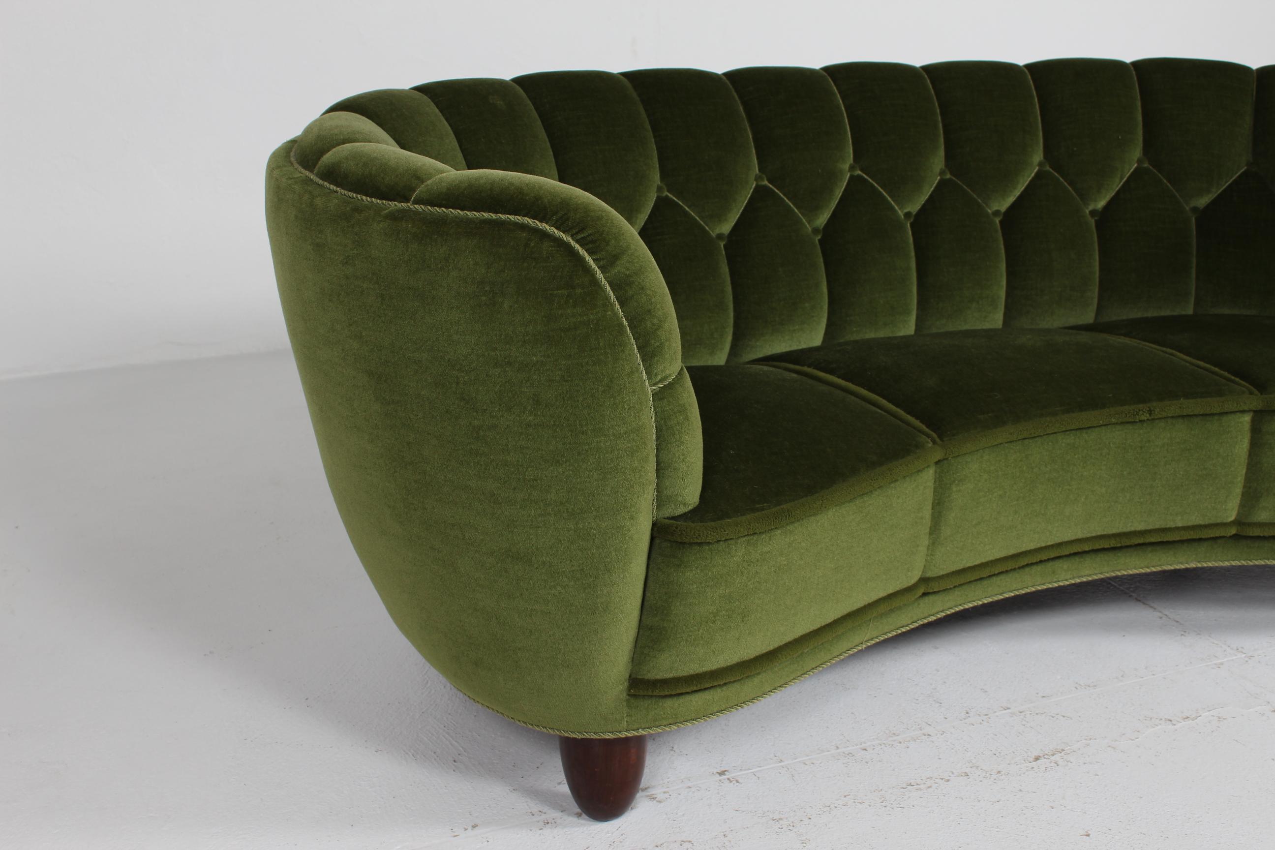 Danish Art Deco Curved Banana Sofa Upholstered with Dark Green Velvet, 1940s In Good Condition In Silkeborg, Silkeborg