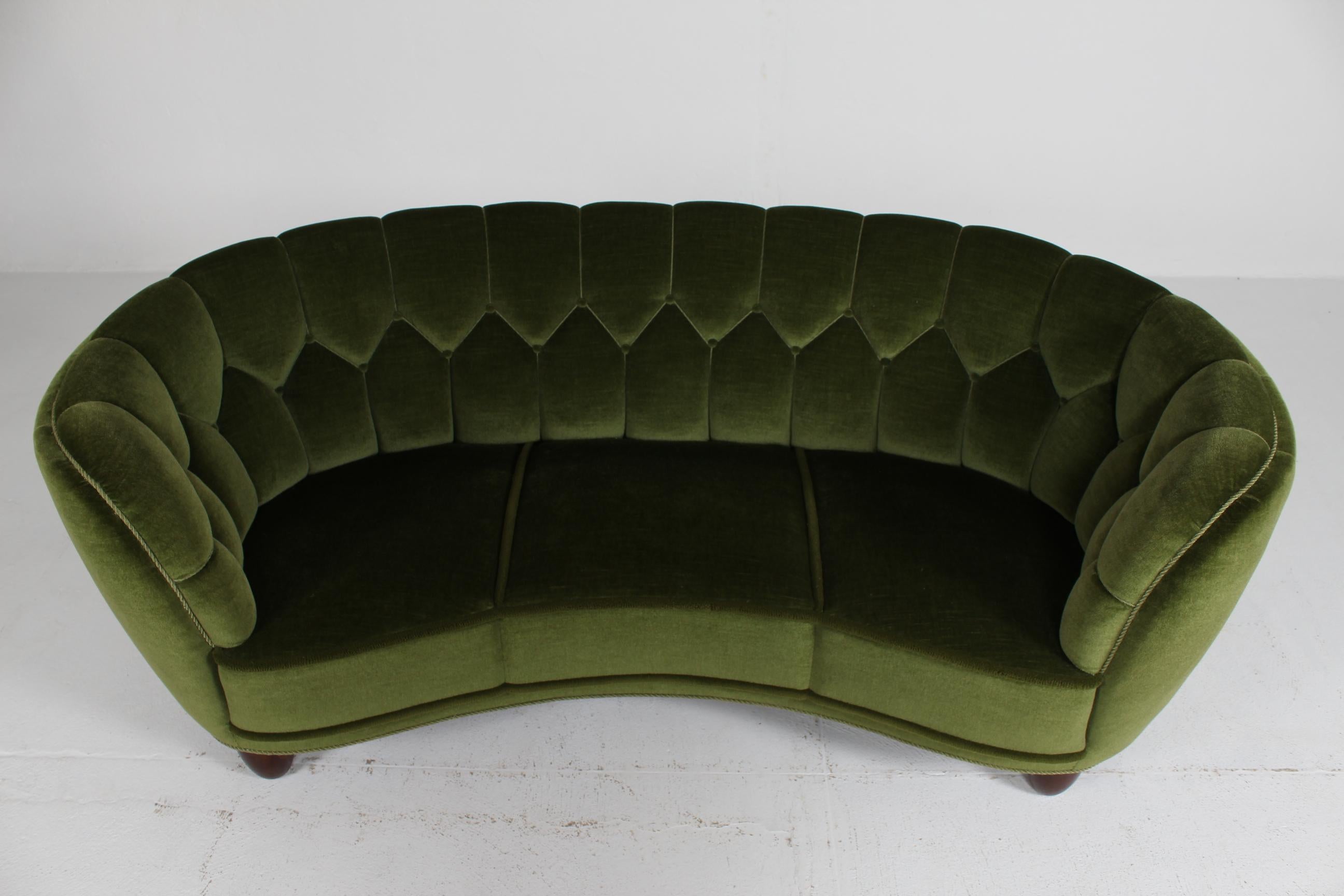 Mid-20th Century Danish Art Deco Curved Banana Sofa Upholstered with Dark Green Velvet, 1940s