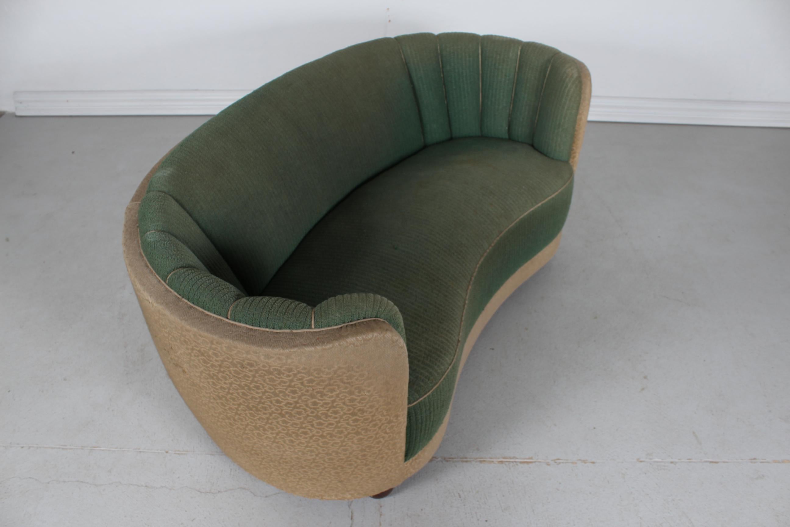 Danish Art Deco Curved Sofa Couch 1930s for Reupholstery In Fair Condition For Sale In Aarhus C, DK