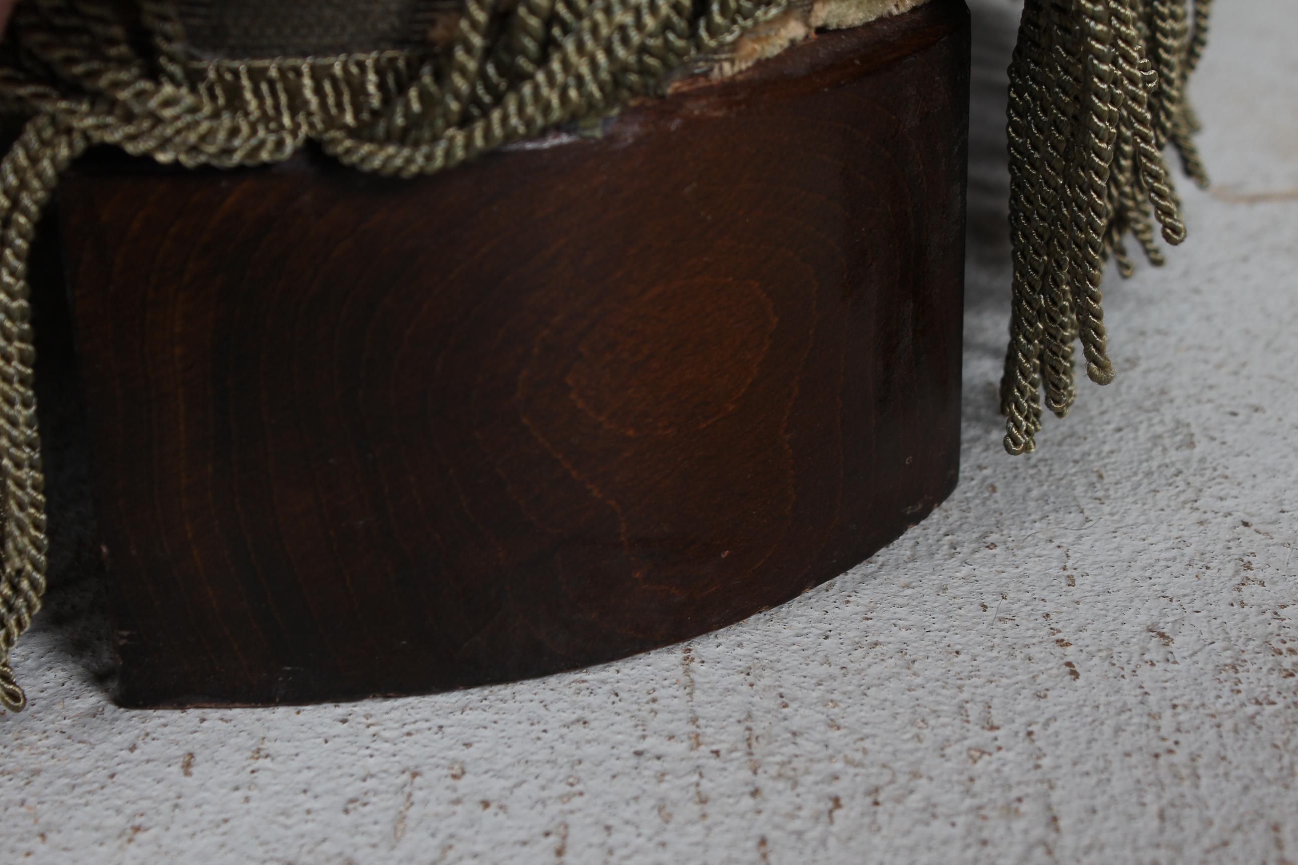 Sofá sofá curvo Art Decó danés Tapizado de terciopelo de terciopelo floral verde, años 50 en venta 4