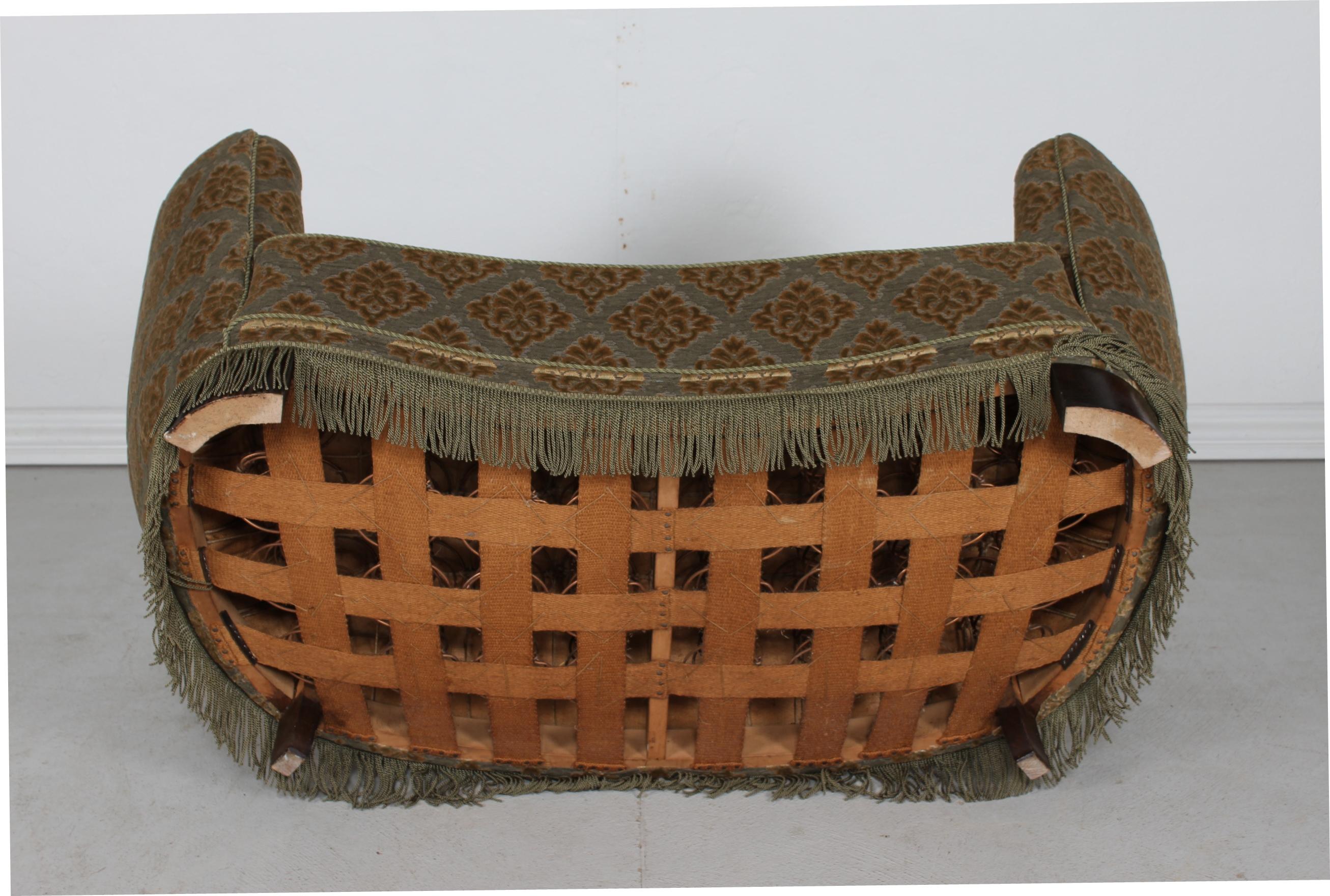 Sofá sofá curvo Art Decó danés Tapizado de terciopelo de terciopelo floral verde, años 50 en venta 5