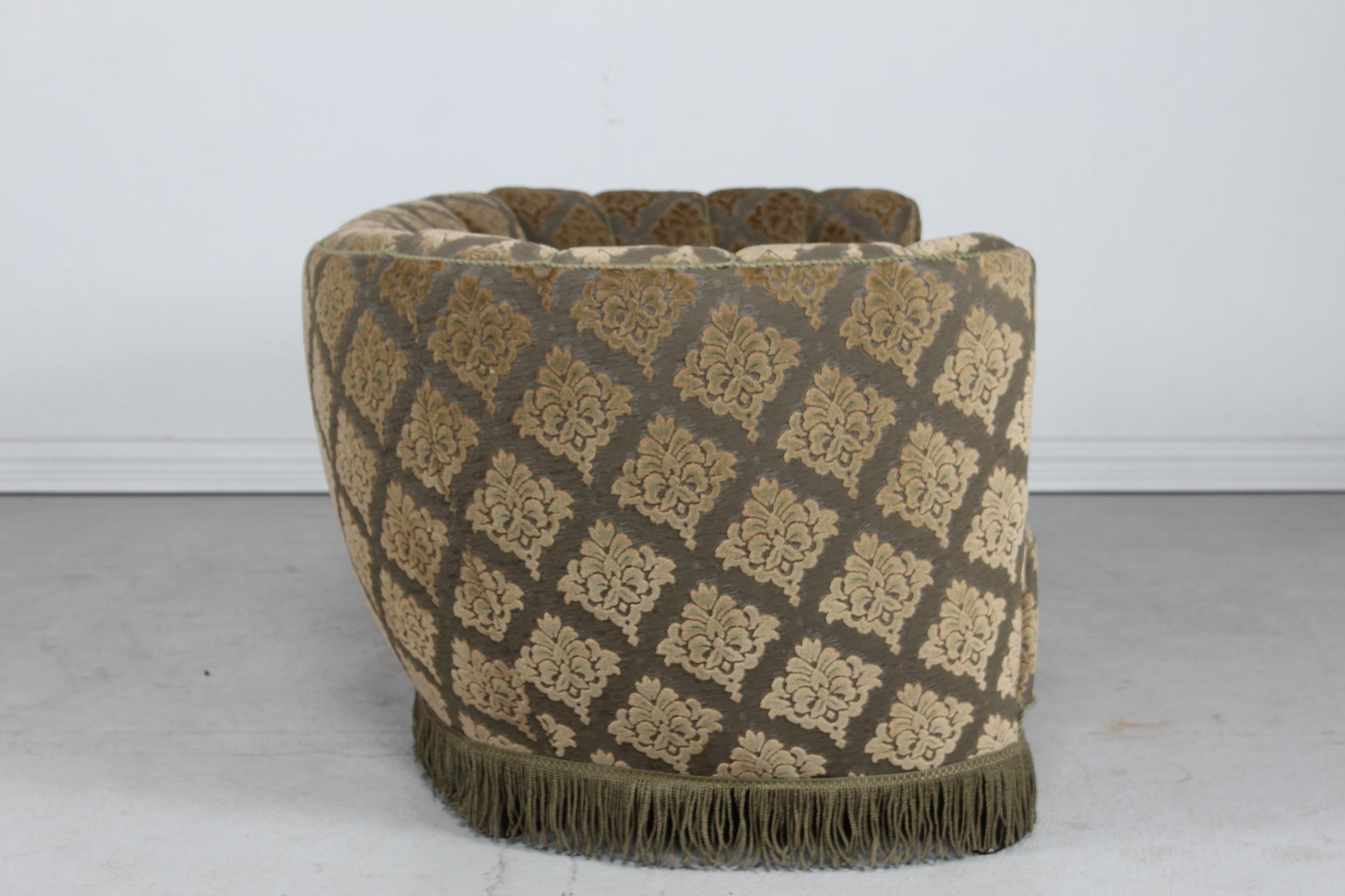 Sofá sofá curvo Art Decó danés Tapizado de terciopelo de terciopelo floral verde, años 50 mediados del siglo XX en venta