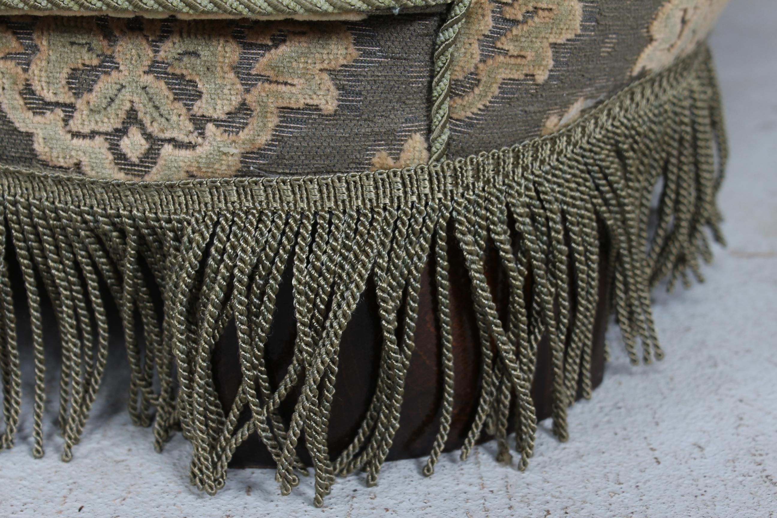 Sofá sofá curvo Art Decó danés Tapizado de terciopelo de terciopelo floral verde, años 50 en venta 3