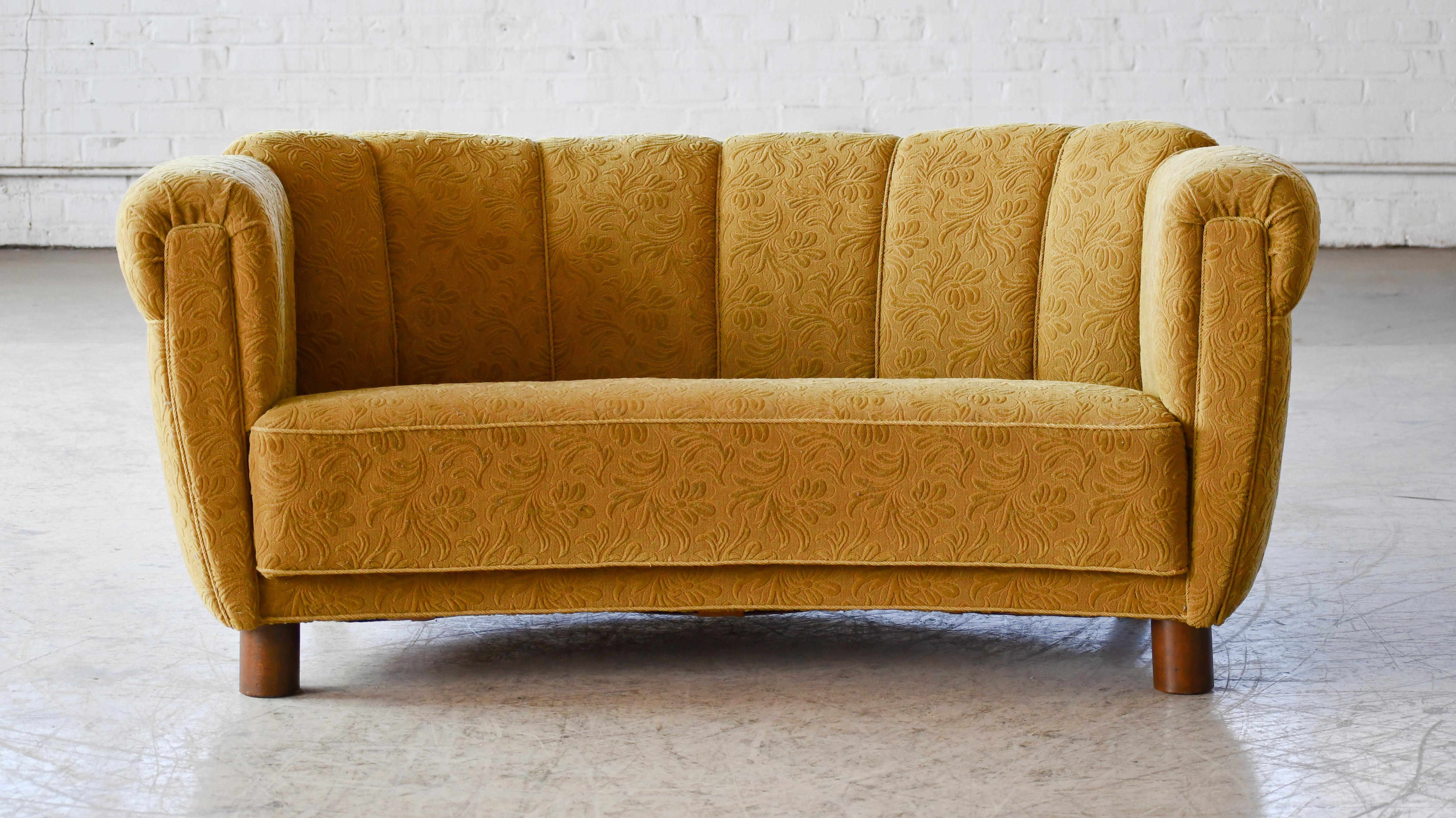 Dänisches Art Deco geschwungenes Sofa oder Loveseat 1930er Jahre (Art déco) im Angebot
