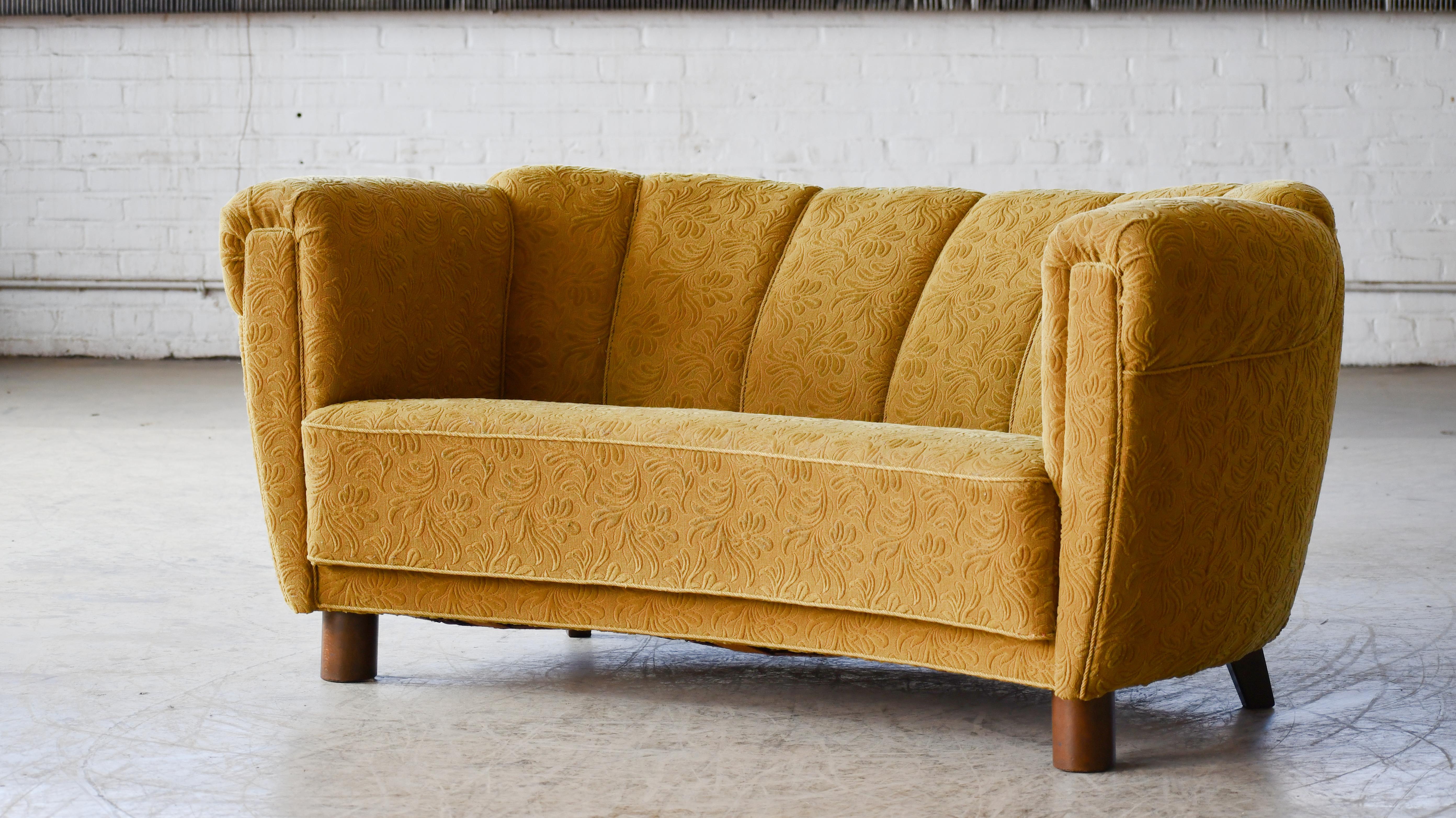 Dänisches Art Deco geschwungenes Sofa oder Loveseat 1930er Jahre im Zustand „Gut“ im Angebot in Bridgeport, CT