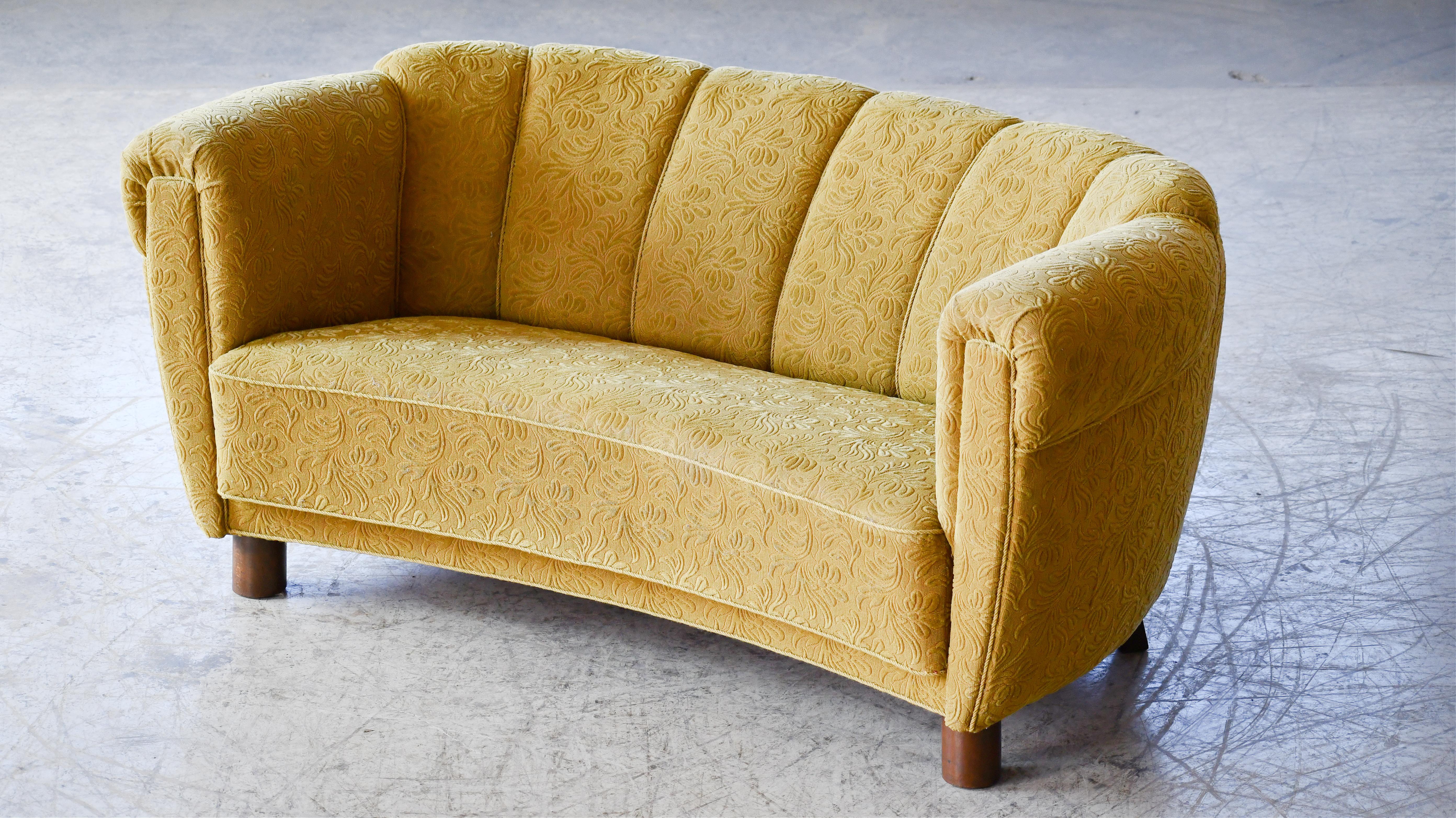 Dänisches Art Deco geschwungenes Sofa oder Loveseat 1930er Jahre (Mitte des 20. Jahrhunderts) im Angebot
