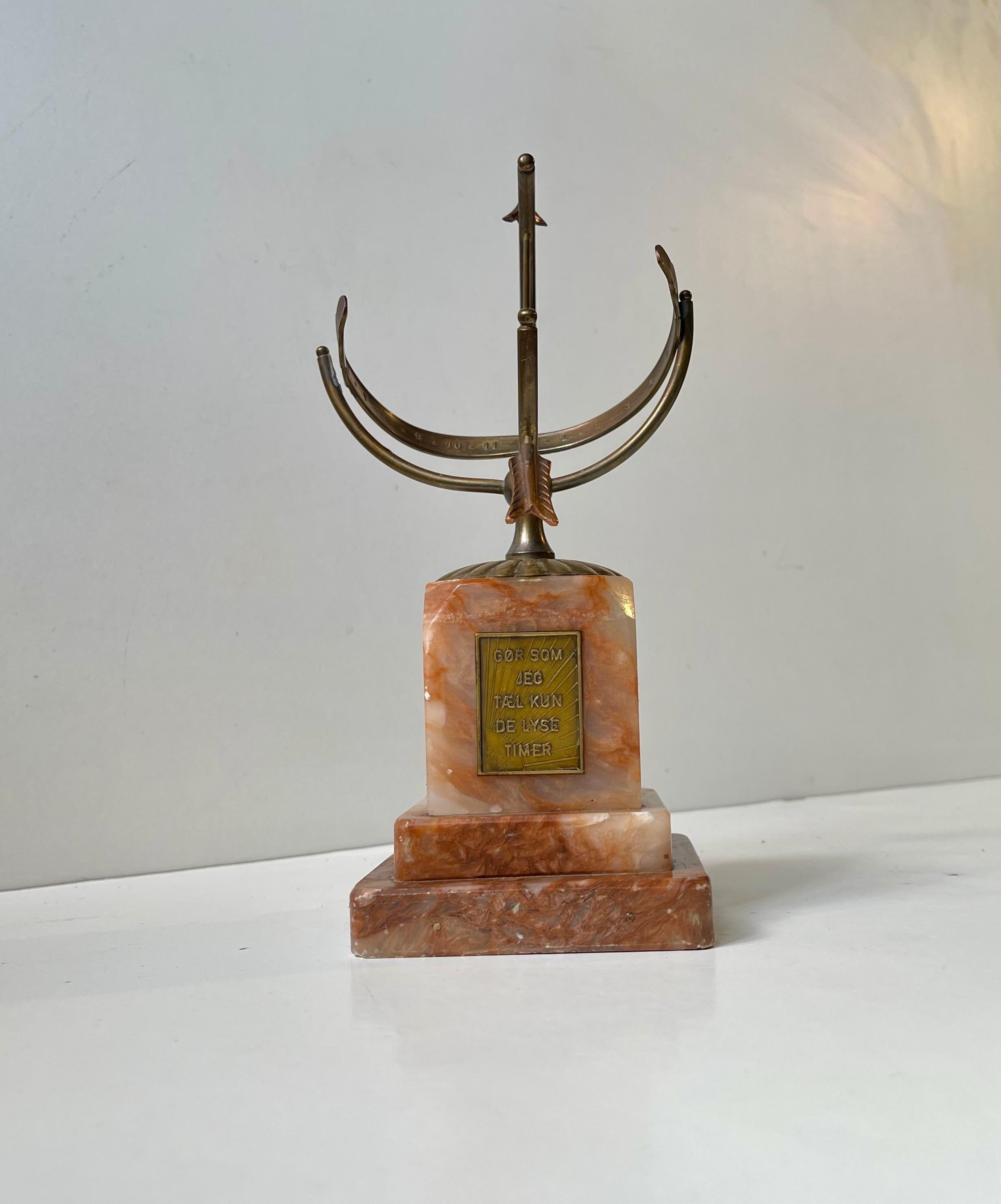 Armillario de escritorio Art Decó danés - Reloj de sol en latón y mármol ónice, años 40 Danés en venta