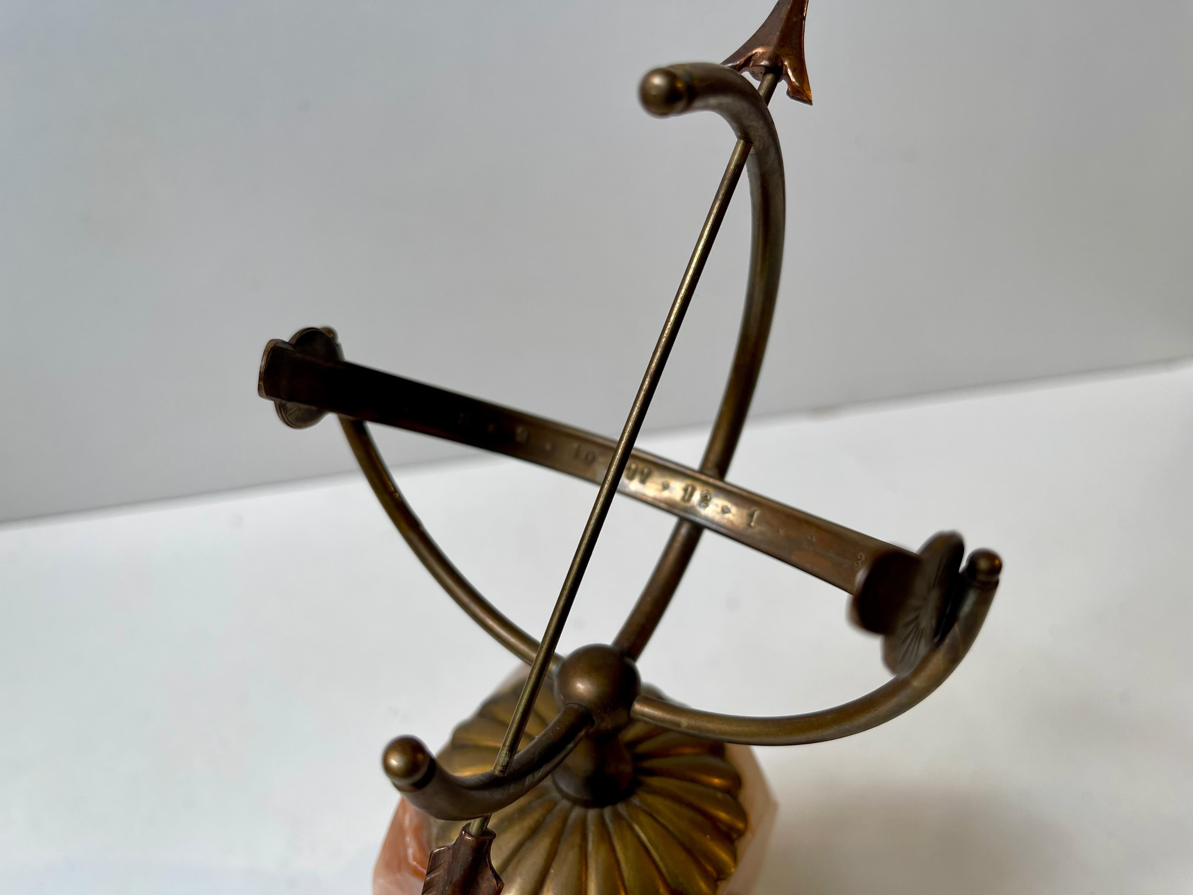 Armillario de escritorio Art Decó danés - Reloj de sol en latón y mármol ónice, años 40 en Bueno estado para la venta en Esbjerg, DK