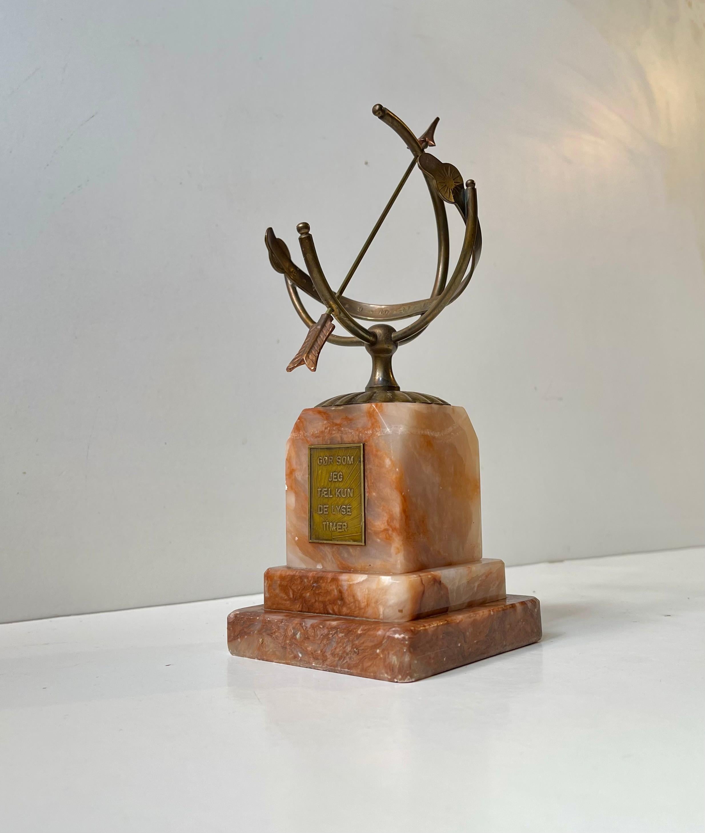 Armillario de escritorio Art Decó danés - Reloj de sol en latón y mármol ónice, años 40 siglo XX en venta