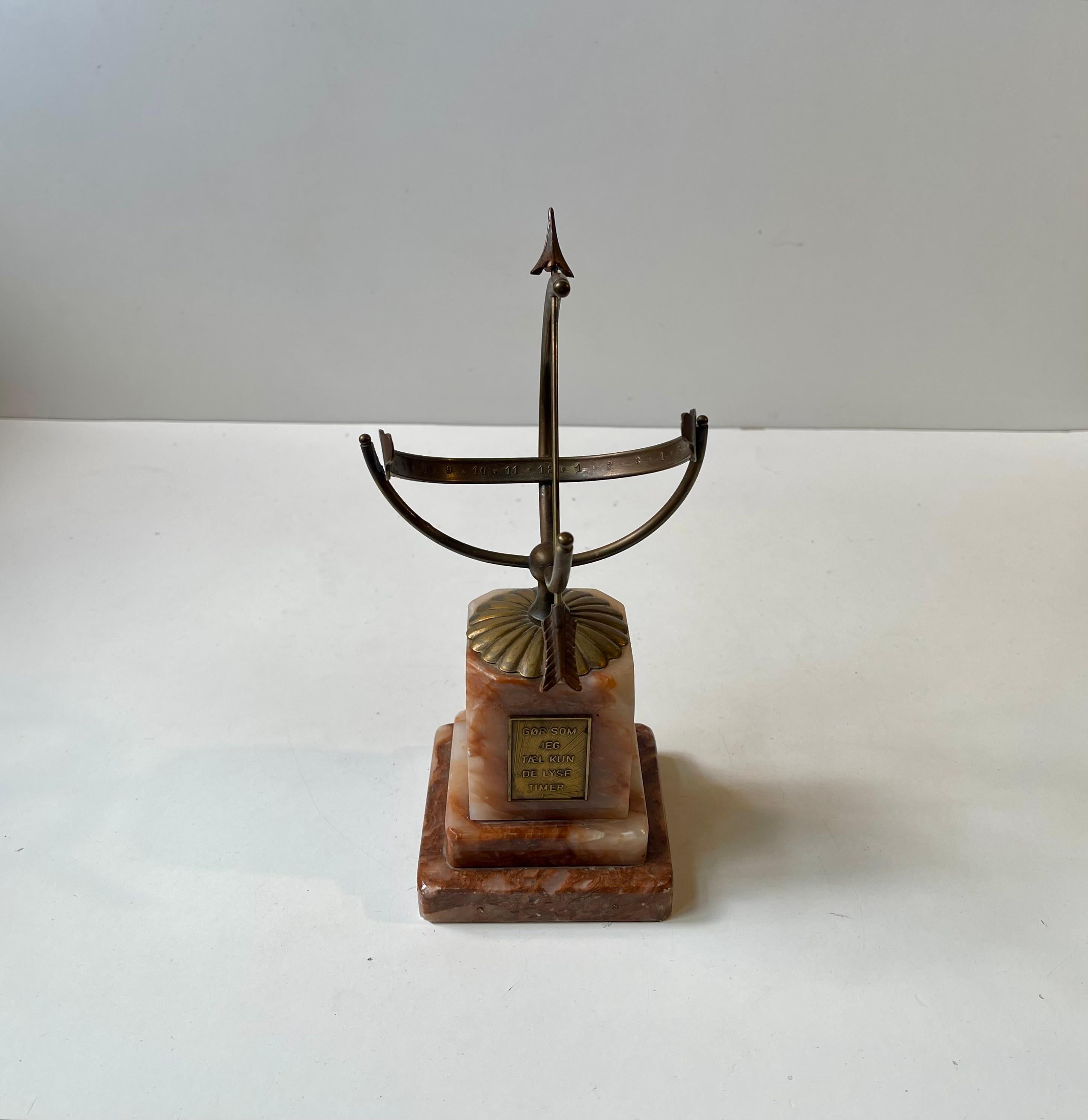 Armillario de escritorio Art Decó danés - Reloj de sol en latón y mármol ónice, años 40 en venta 1