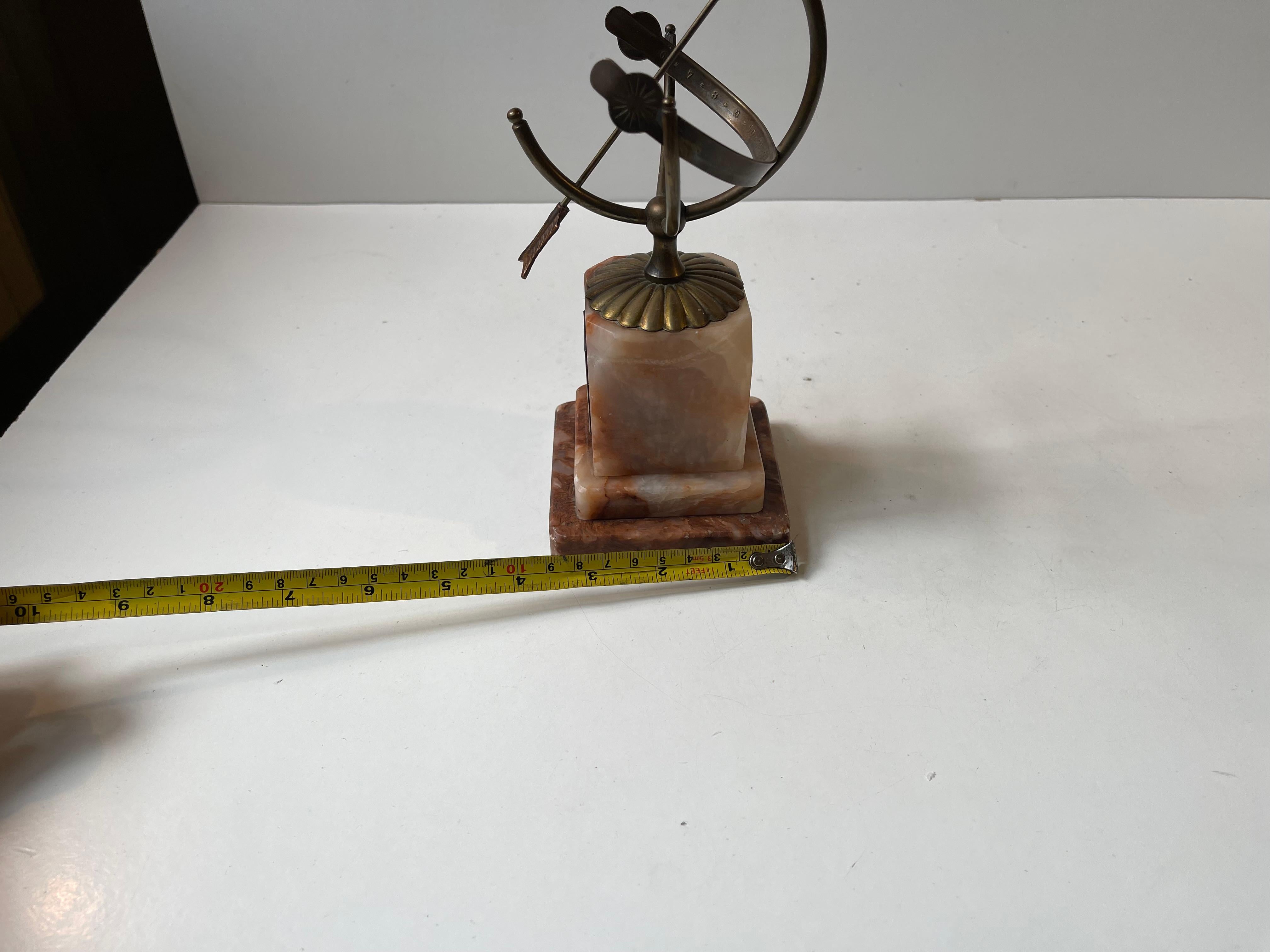 Armillario de escritorio Art Decó danés - Reloj de sol en latón y mármol ónice, años 40 en venta 2