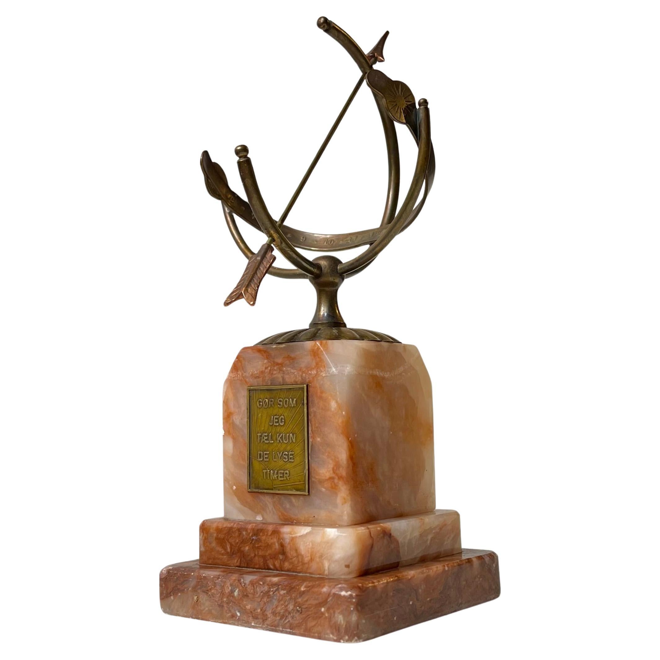 Armillario de escritorio Art Decó danés - Reloj de sol en latón y mármol ónice, años 40 en venta