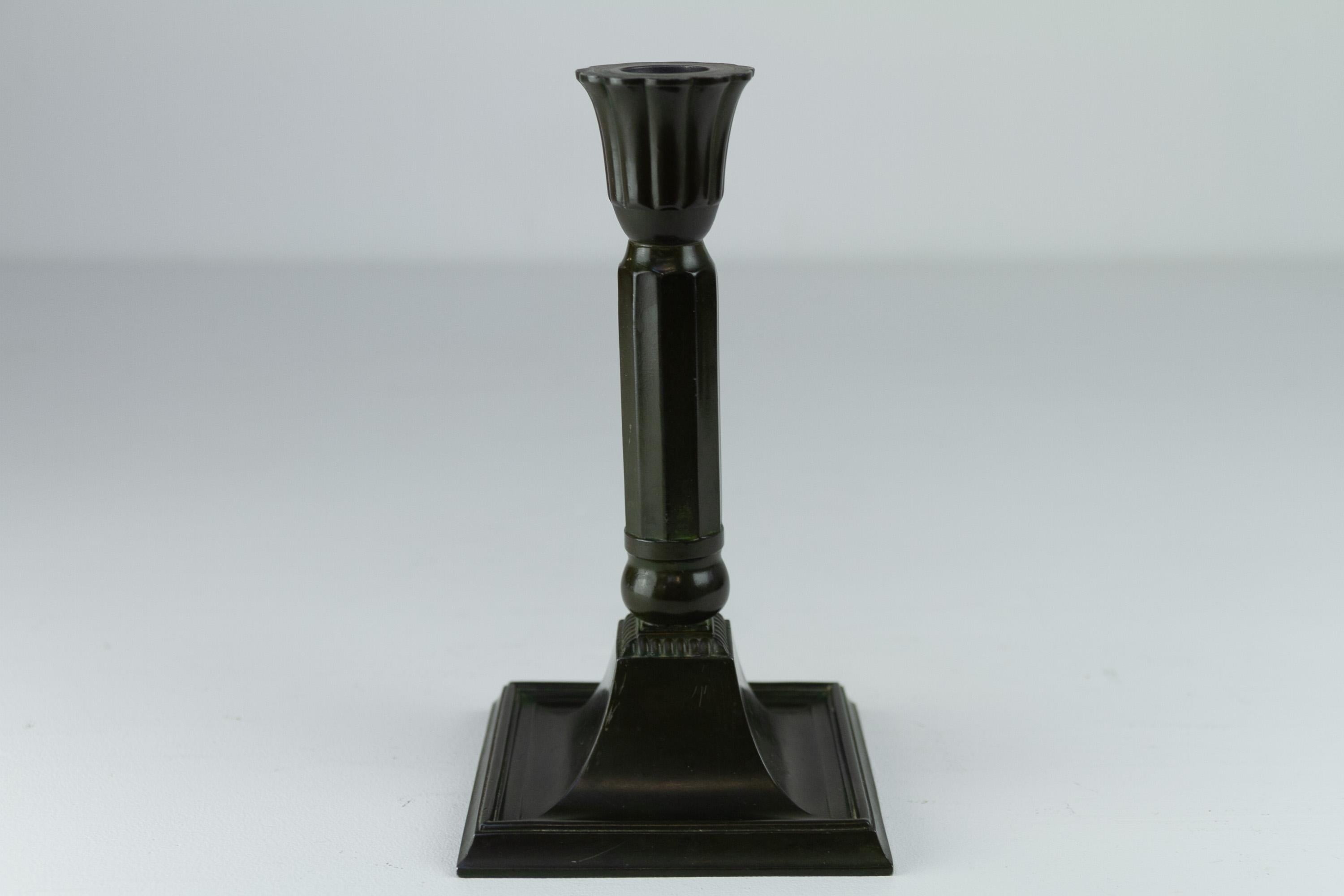 Candeliere danese in metallo Art Deco Disko di Just Andersen, anni '20.

Portacandele Diskometal Art Deco. Realizzato in Danimarca da Just Andersen con il suo marchio Diskometal. 

Marchio del produttore e numero di modello D54.
Altezza: 19