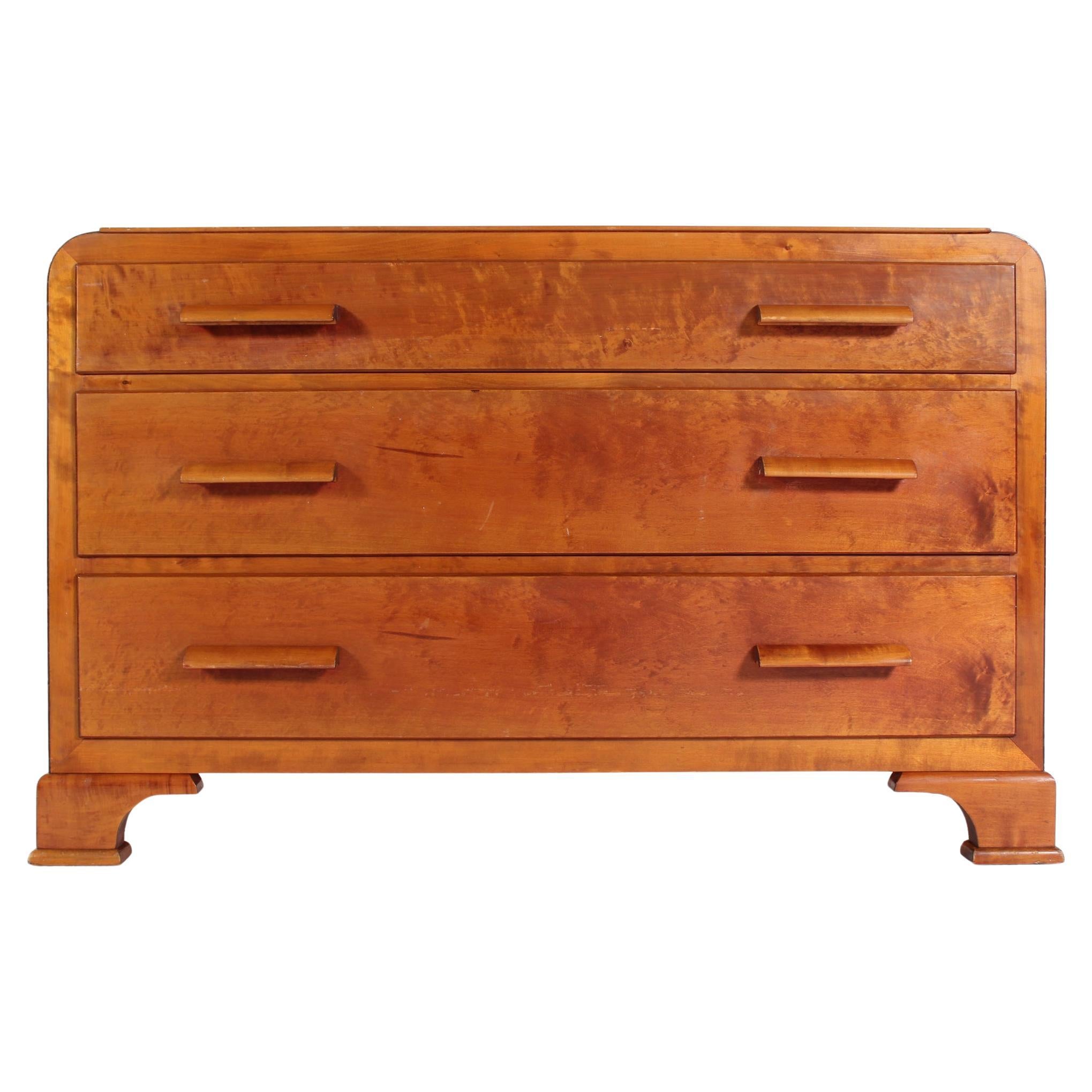Comò Art Deco danese con 3 cassetti in legno chiaro, molto probabilmente  betulla impiallacciata e laccata. 
Le maniglie oblunghe hanno un bellissimo design arrotondato.
Questa cassapanca è davvero accogliente con gli angoli arrotondati e si adatta