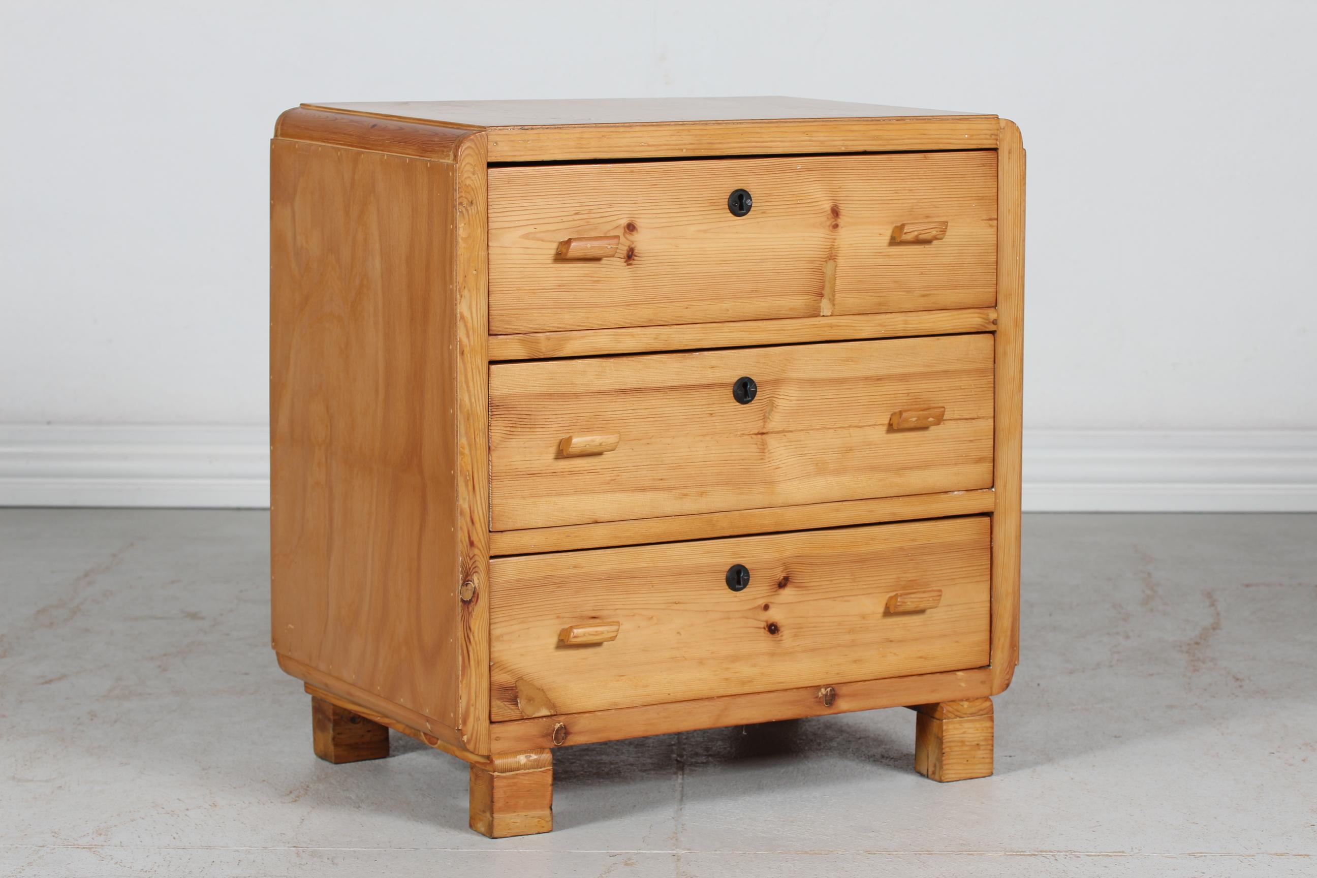 Danish Art Deco dresser with 3 drawers.
The frame and drawers are made of solid pine, the top and side are made of plywood.
Designed and made by a Danish furniture maker in the 1940s

The chest of drawers is really cozy with round corners and