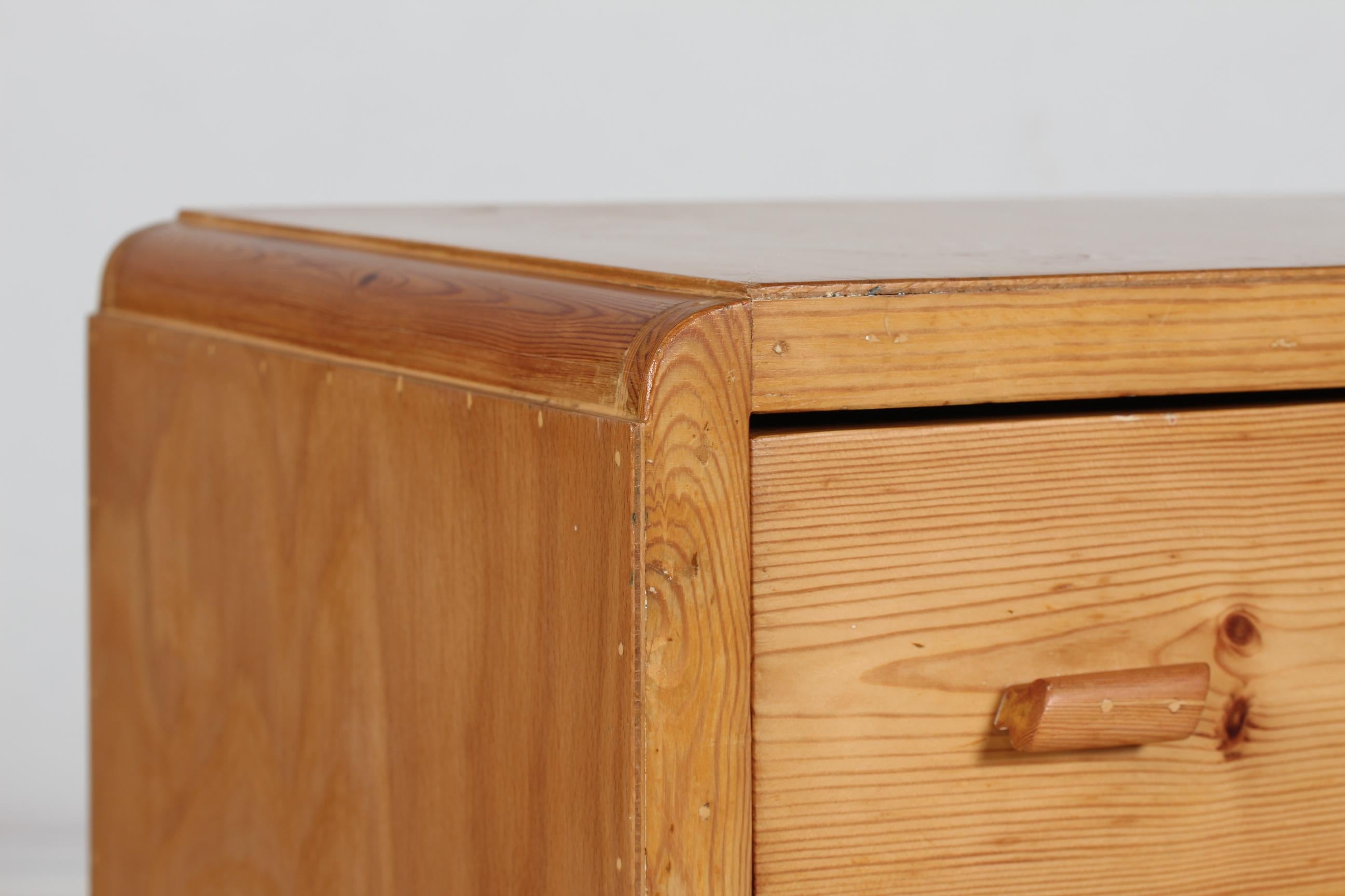 Art déco Commode Art Déco danoise avec 3 tiroirs en pin par un fabricant de meubles danois des années 1940 en vente