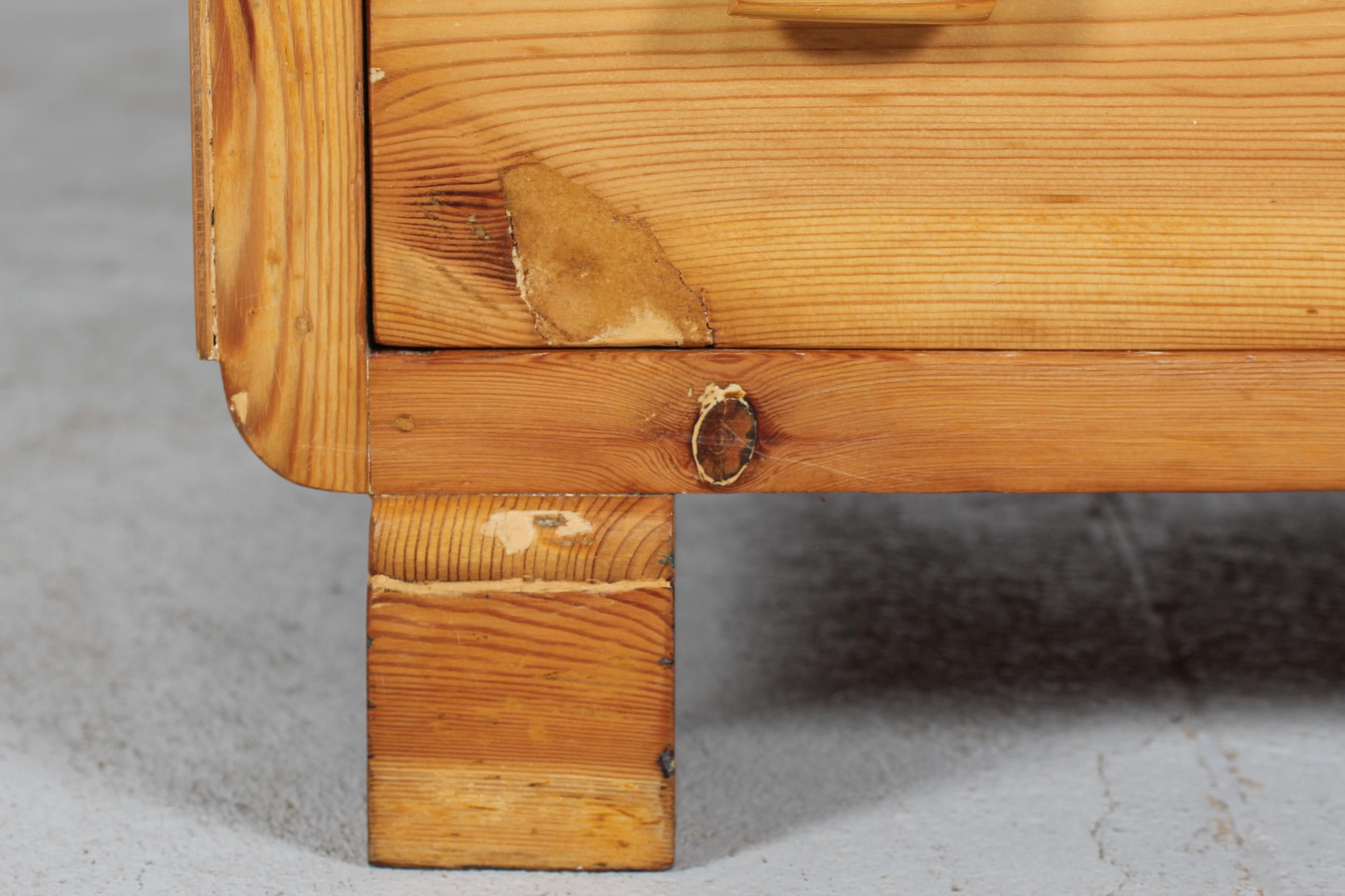 Fait main Commode Art Déco danoise avec 3 tiroirs en pin par un fabricant de meubles danois des années 1940 en vente