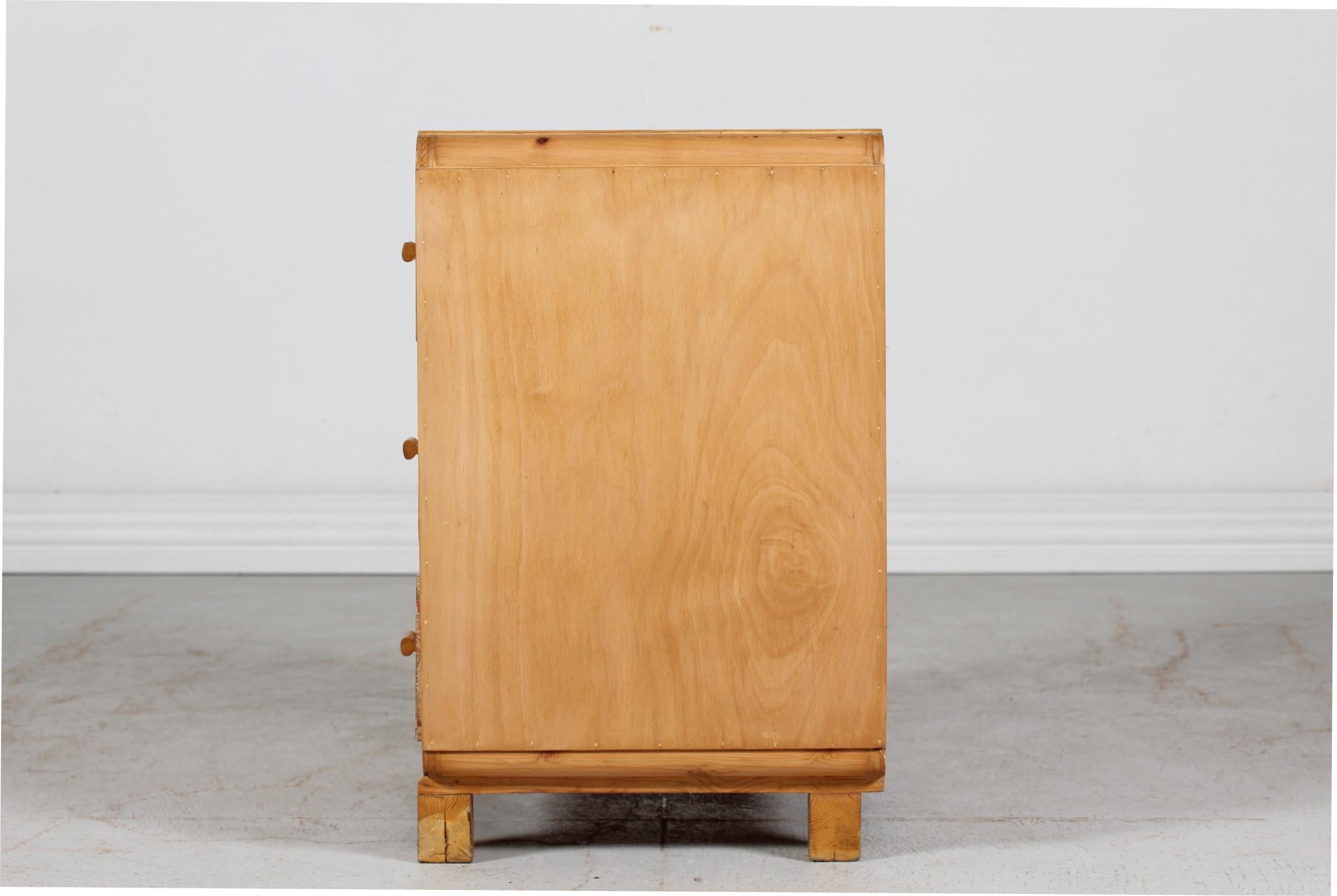 Commode Art Déco danoise avec 3 tiroirs en pin par un fabricant de meubles danois des années 1940 Bon état - En vente à Aarhus C, DK