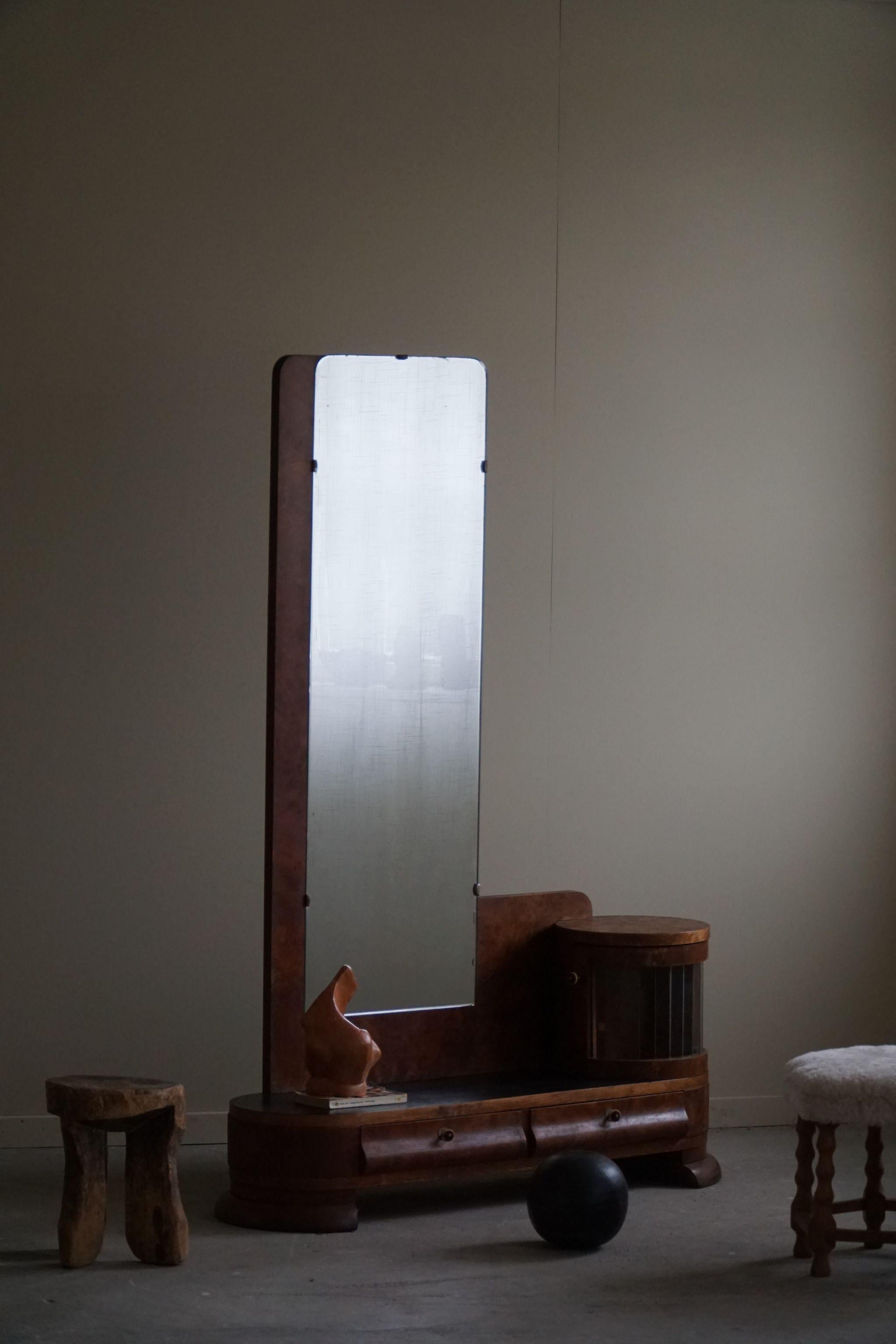 Eleva tu espacio con una pieza histórica fabricada a principios del siglo XX. Esta exquisita consola danesa de estilo Art Déco desprende sofisticación y encanto, mostrando la belleza de la rica madera de nogal y sus intrincados detalles.

Perfecta