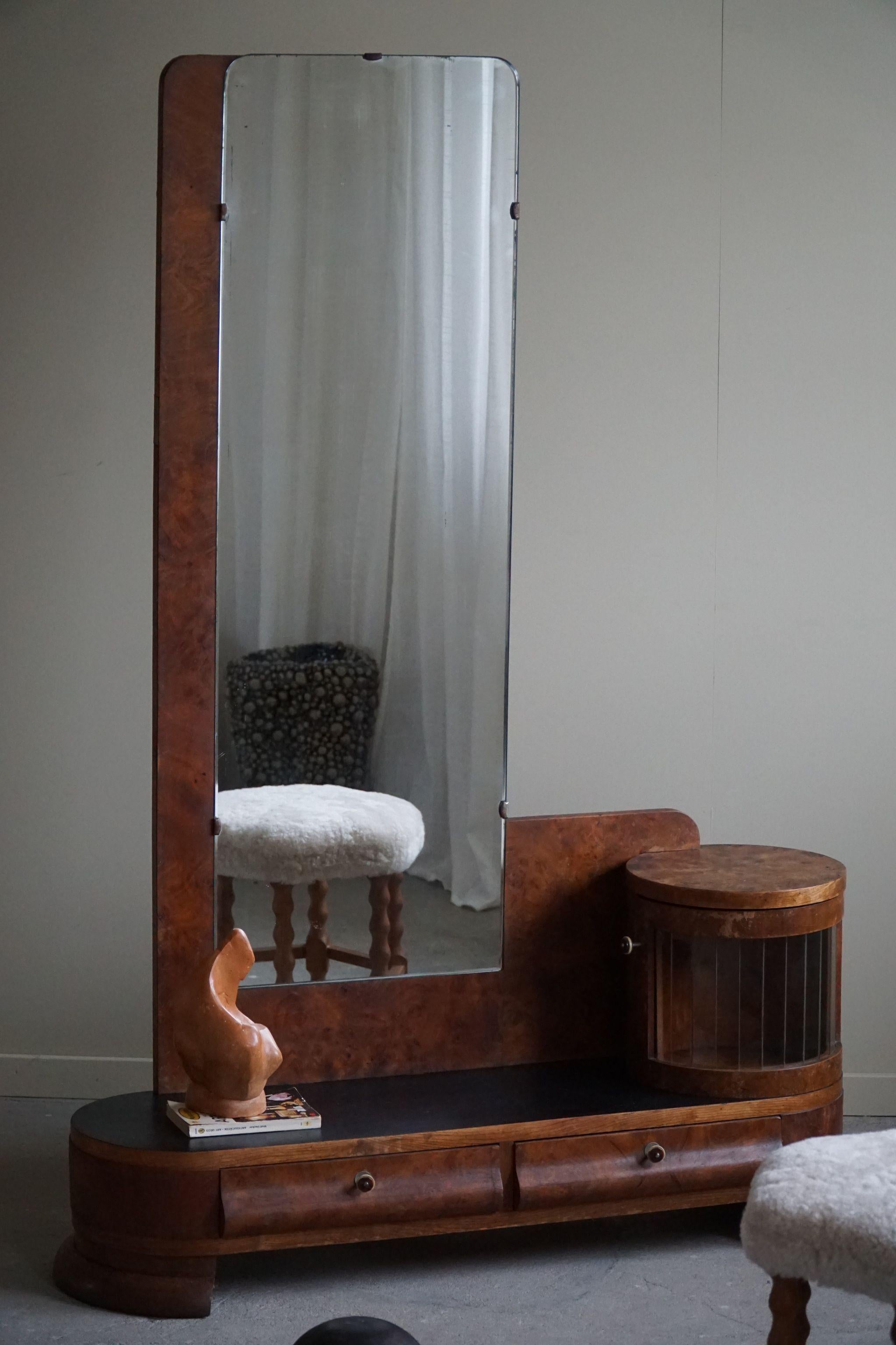 Danish Art Deco, Entry Console in Walnut with Mirror, Early 20th Century In Fair Condition For Sale In Odense, DK