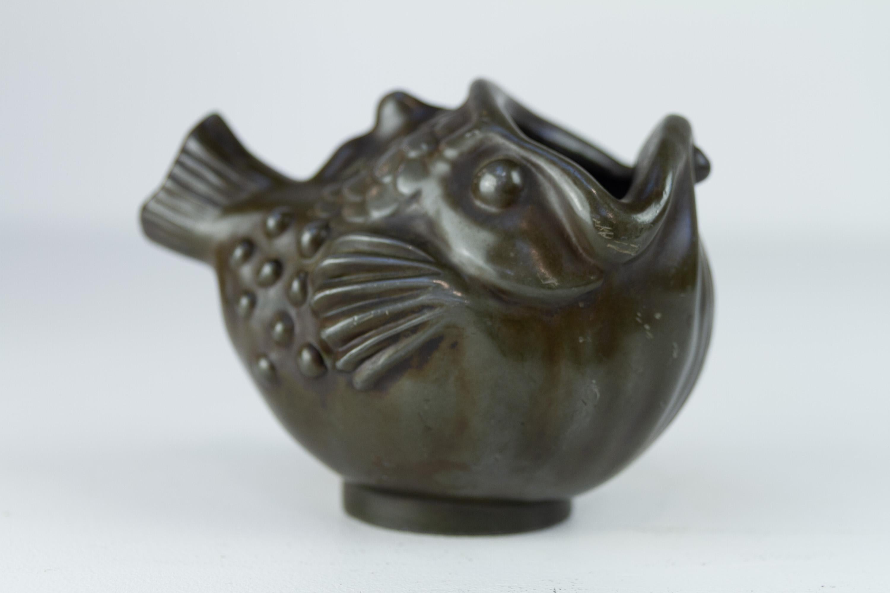 Vaso a forma di pesce Art Deco danese in metallo Disko di Just Andersen, 1930. in vendita 3