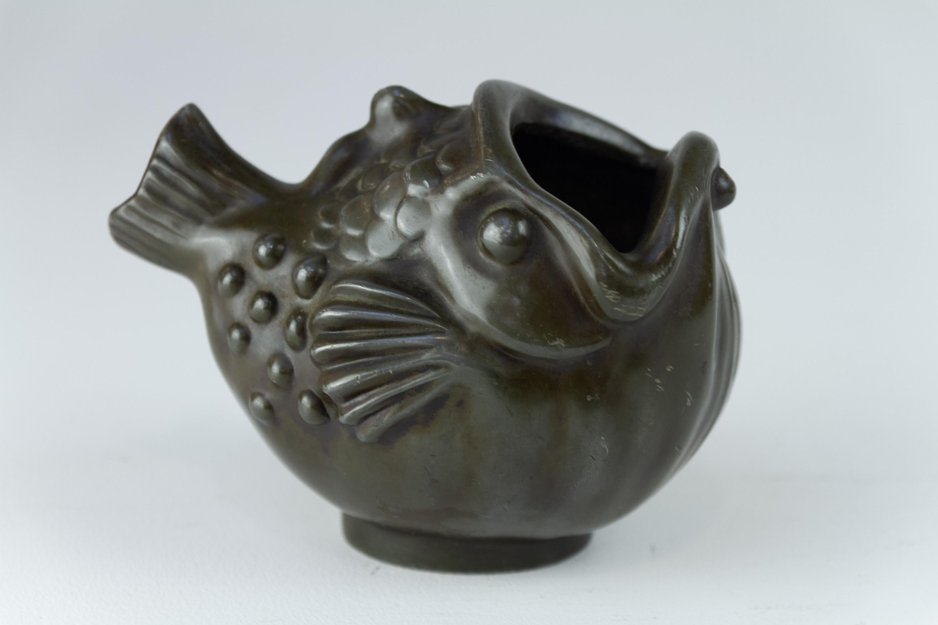 Art Déco Vaso a forma di pesce Art Deco danese in metallo Disko di Just Andersen, 1930. in vendita