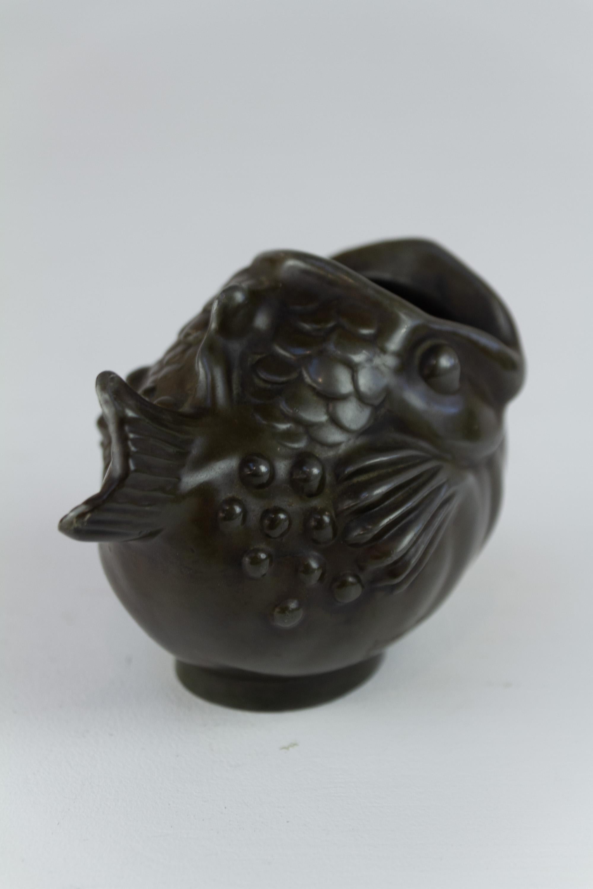 Metà XX secolo Vaso a forma di pesce Art Deco danese in metallo Disko di Just Andersen, 1930. in vendita