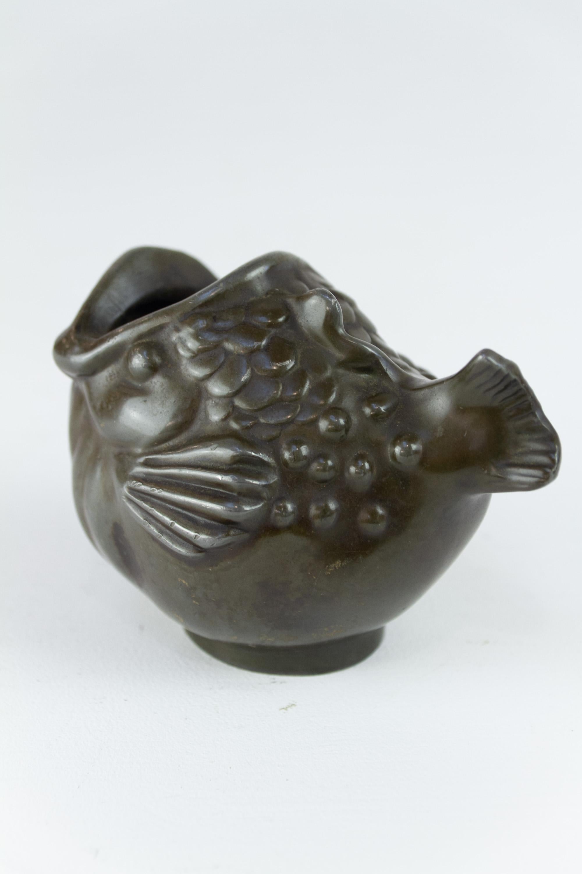 Metallo Vaso a forma di pesce Art Deco danese in metallo Disko di Just Andersen, 1930. in vendita