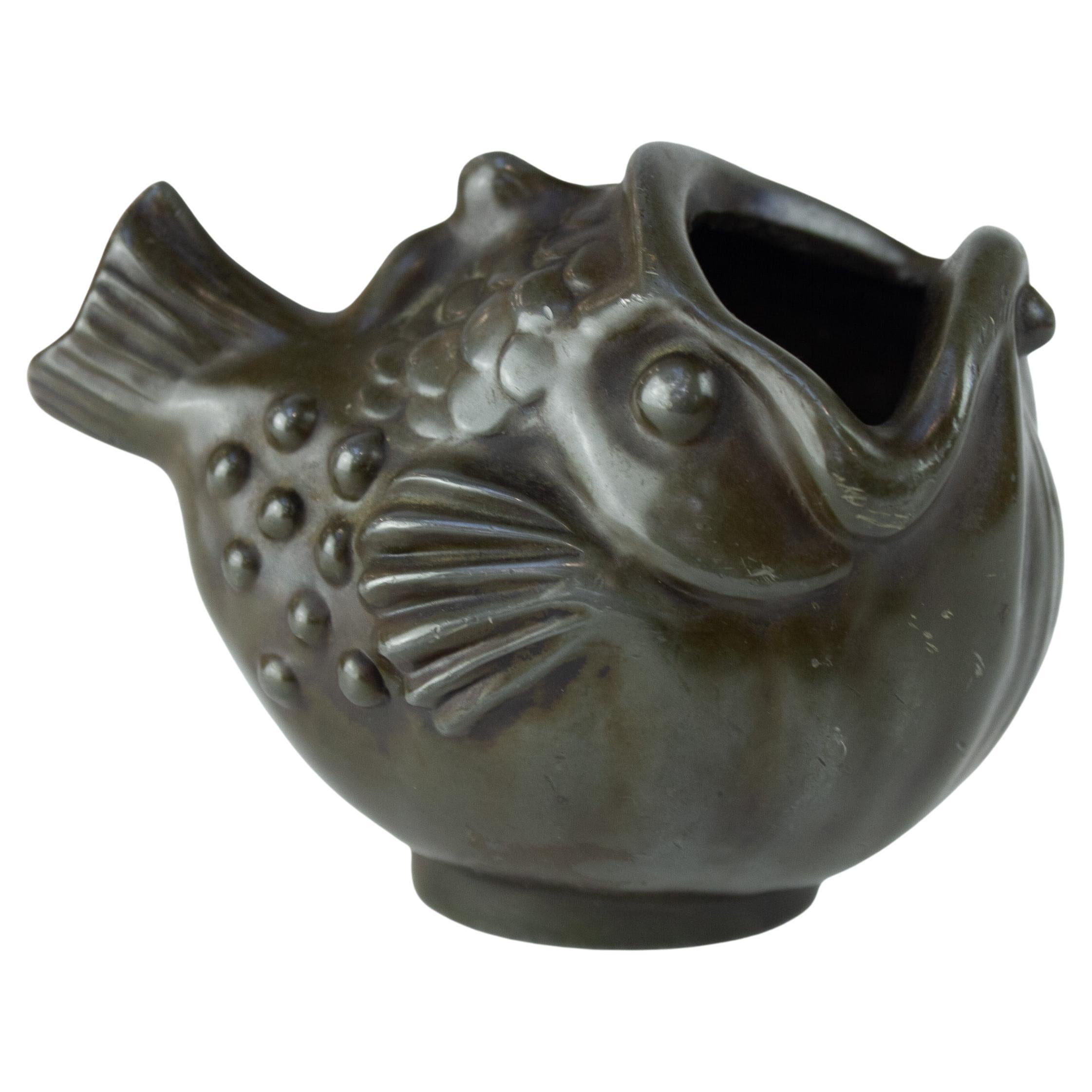 Vaso a forma di pesce Art Deco danese in metallo Disko di Just Andersen, 1930.