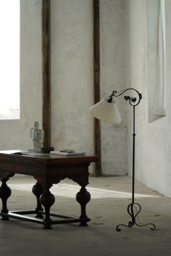 Dänische Art Deco, handgeschmiedete verstellbare schmiedeeiserne Stehlampe, 1930er Jahre