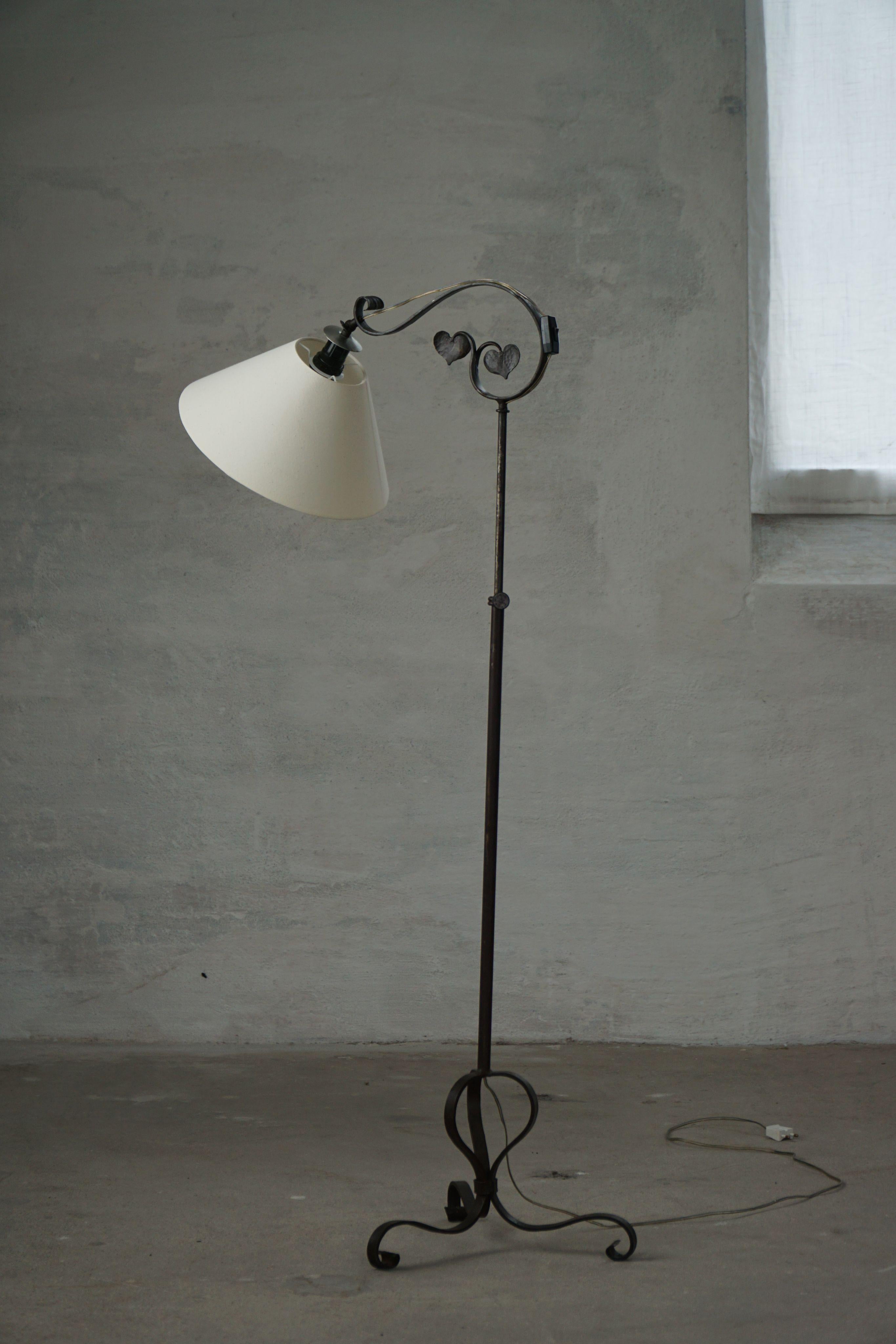 Mid-Century Modern Lampadaire danois Art Déco, en fer forgé ajustable, forgé à la main, années 1930 en vente