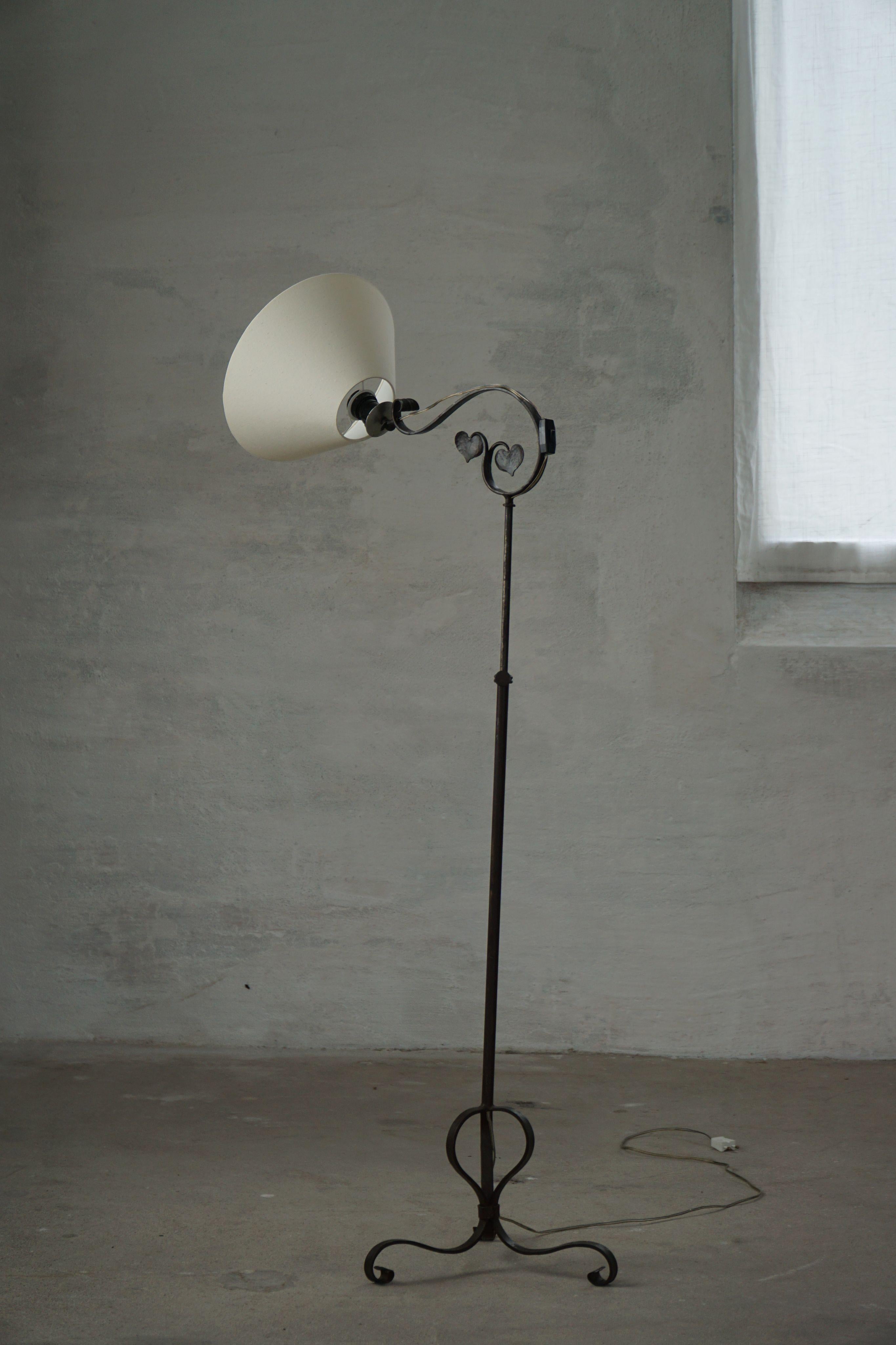 Danois Lampadaire danois Art Déco, en fer forgé ajustable, forgé à la main, années 1930 en vente