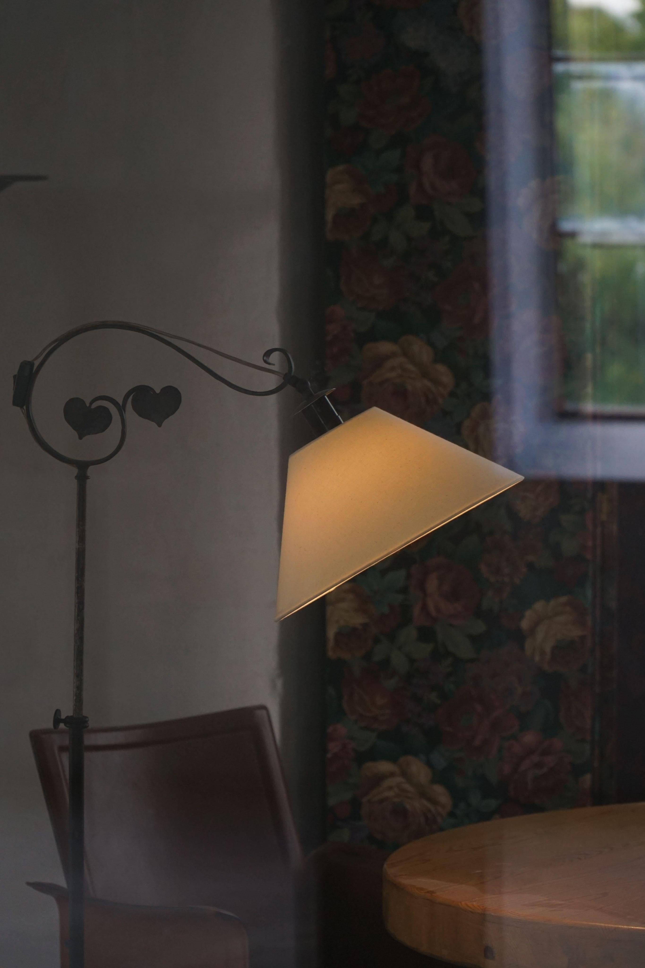 Forgé Lampadaire danois Art Déco, en fer forgé ajustable, forgé à la main, années 1930 en vente