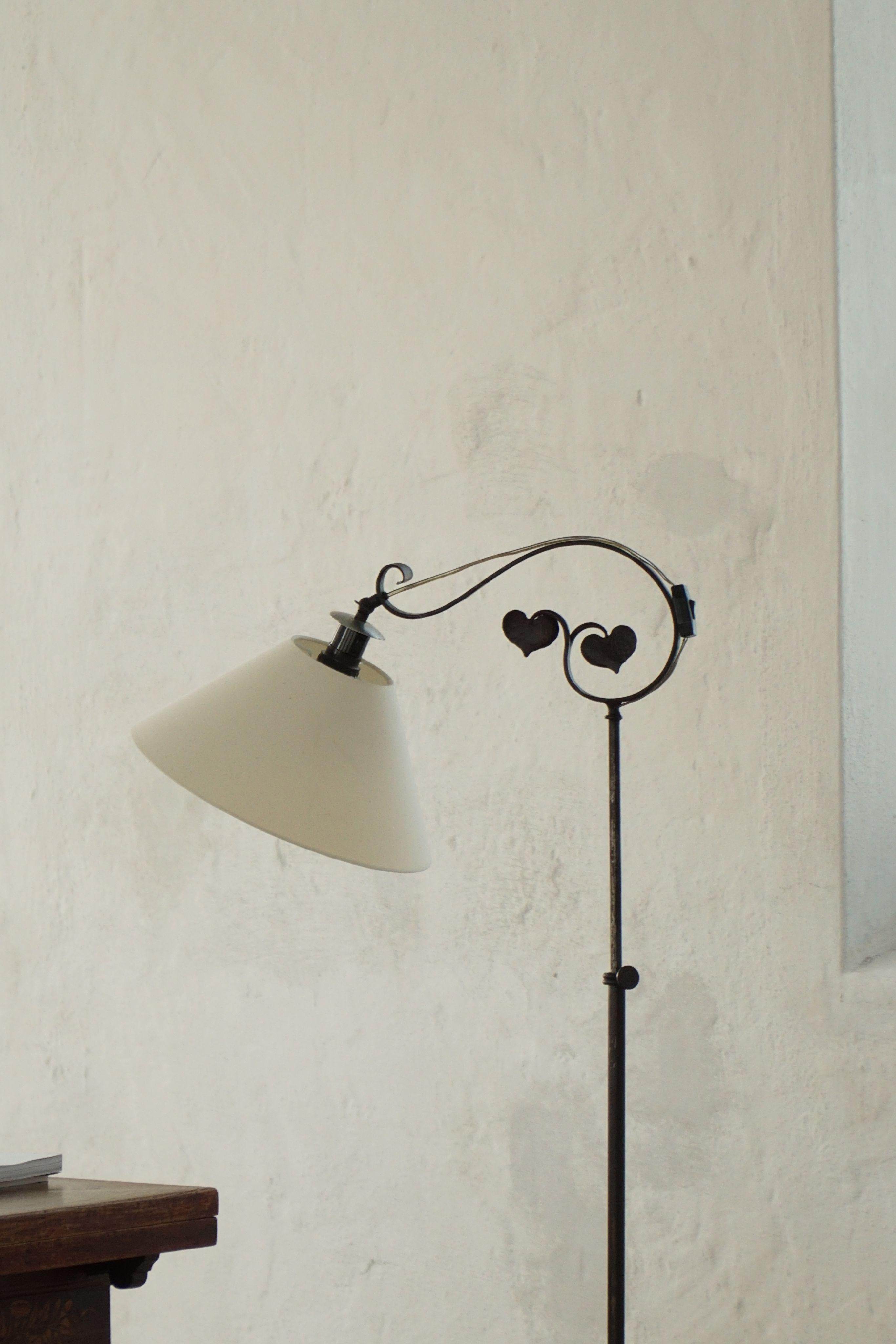 Lampadaire danois Art Déco, en fer forgé ajustable, forgé à la main, années 1930 Bon état - En vente à Odense, DK