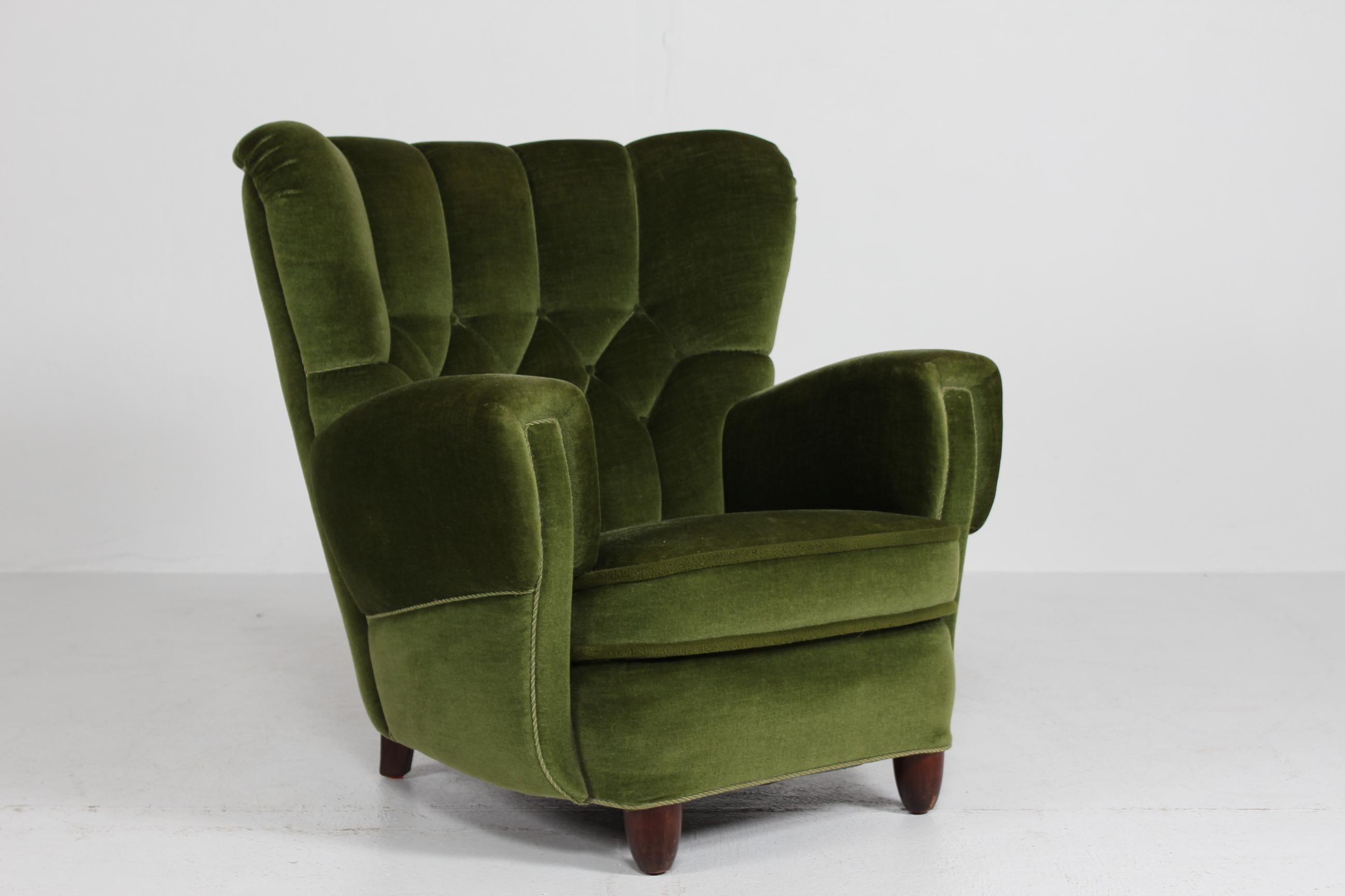 Danish Art Deco High Back Lounge Chair Upholstered with Dark Green Velvet, 1940s In Good Condition For Sale In Silkeborg, Silkeborg
