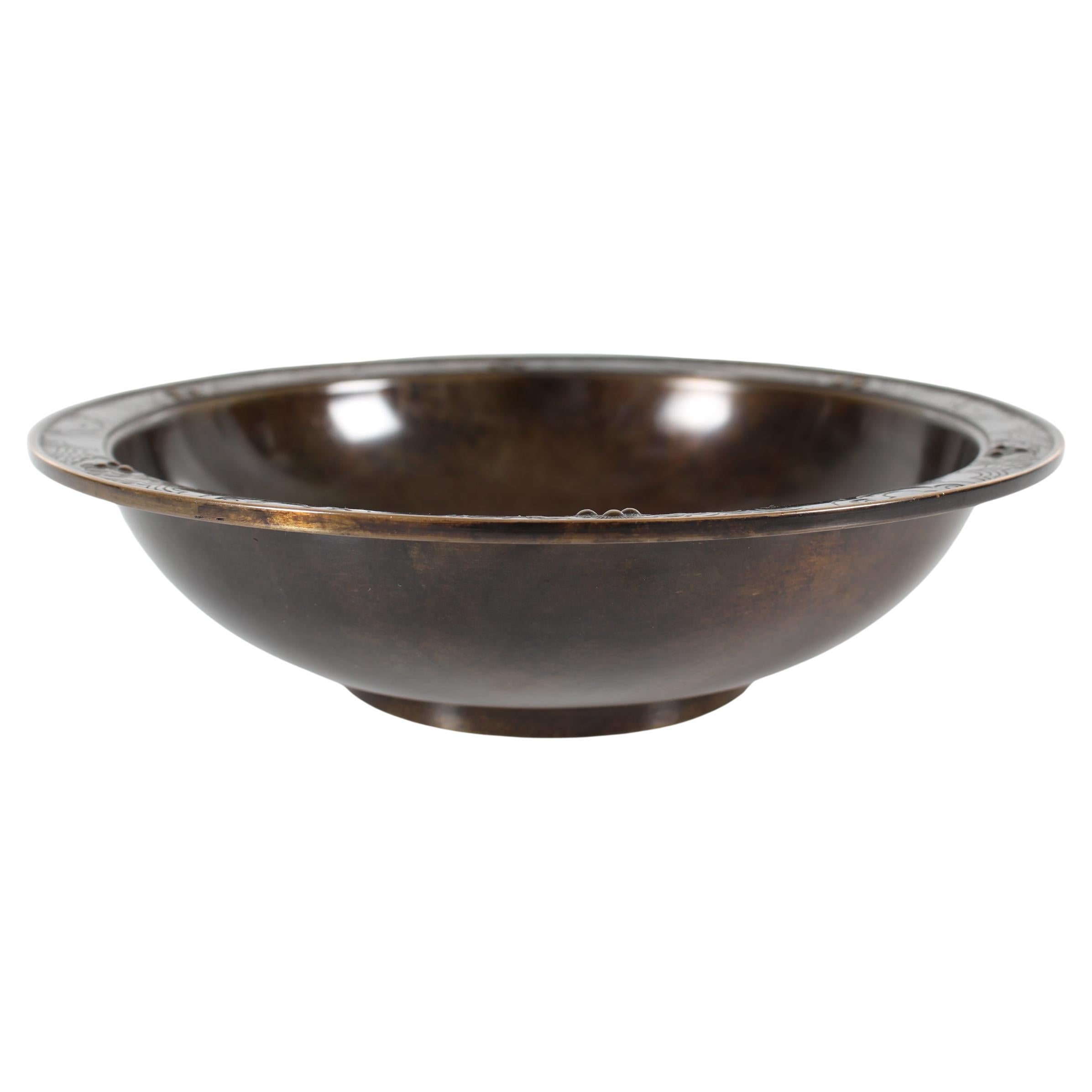 Dekorative Art-Déco-Schale aus Bronze mit brauner Patina und schönem Blumendekor am Rand.
Es wurde in den 1930er Jahren von dem dänischen Künstler Just Andersen (1884-1943) entworfen.

Schild. mit Monogramm für Just Andersen + Dänemark + B