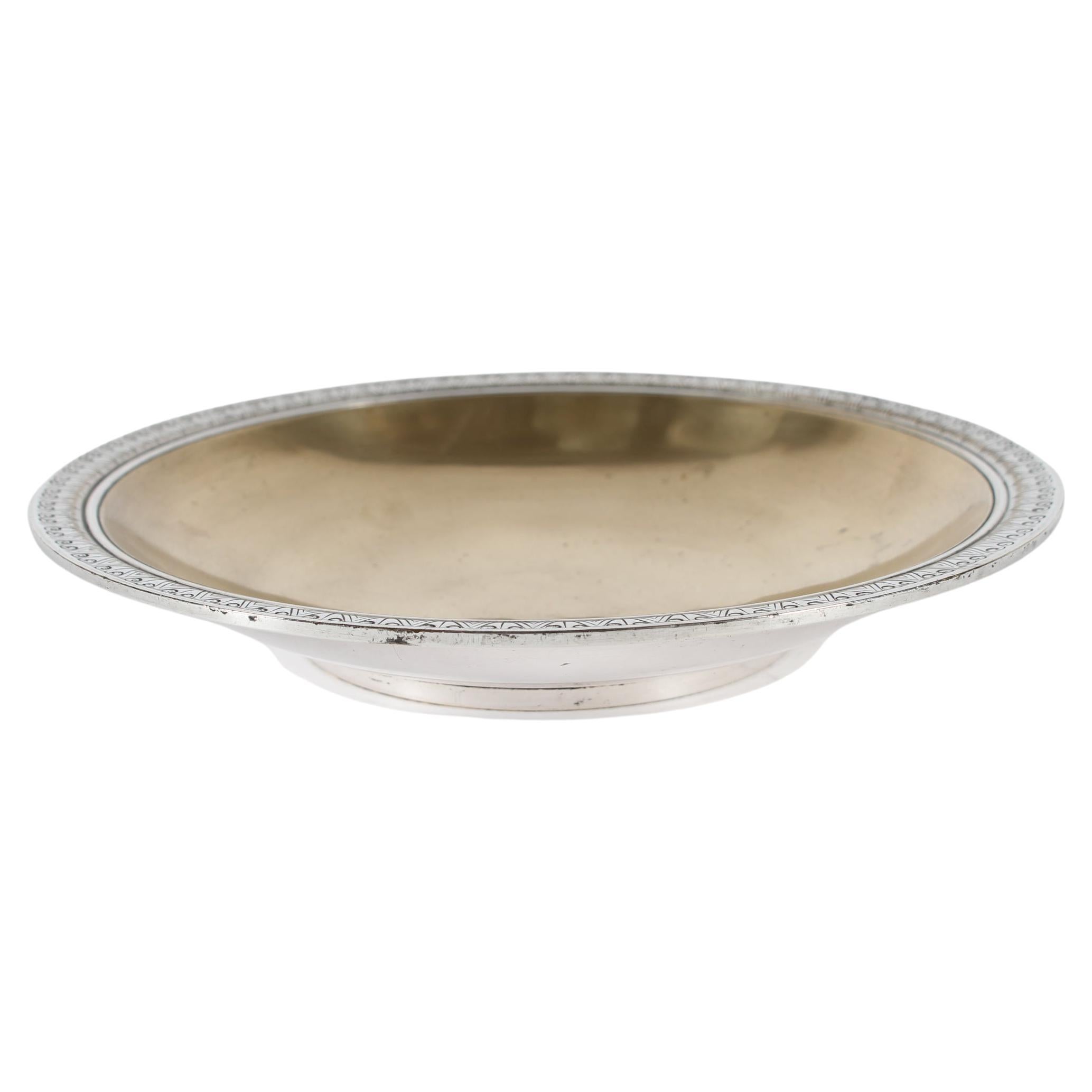 Ciotola Art Decor su piede basso in bronzo placcato oro e argento con bordo decorato.
È stato progettato dall'artista danese Just Andersen (1884-1943) negli anni Trenta.
Insegna con monogramma per Just Andersen.

Ottime condizioni con
