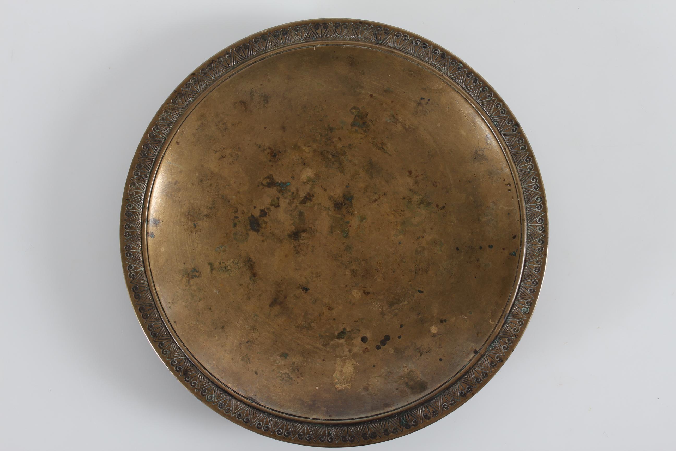 Plat/bol bas décoratif Art Déco en bronze à patine brune avec motif incisé sur le bord.
Il a été conçu par l'artiste danois Just Andersen (1884-1943) dans les années 1930.

Enseigne avec monogramme pour Just Andersen + Denmark

Bel état avec une