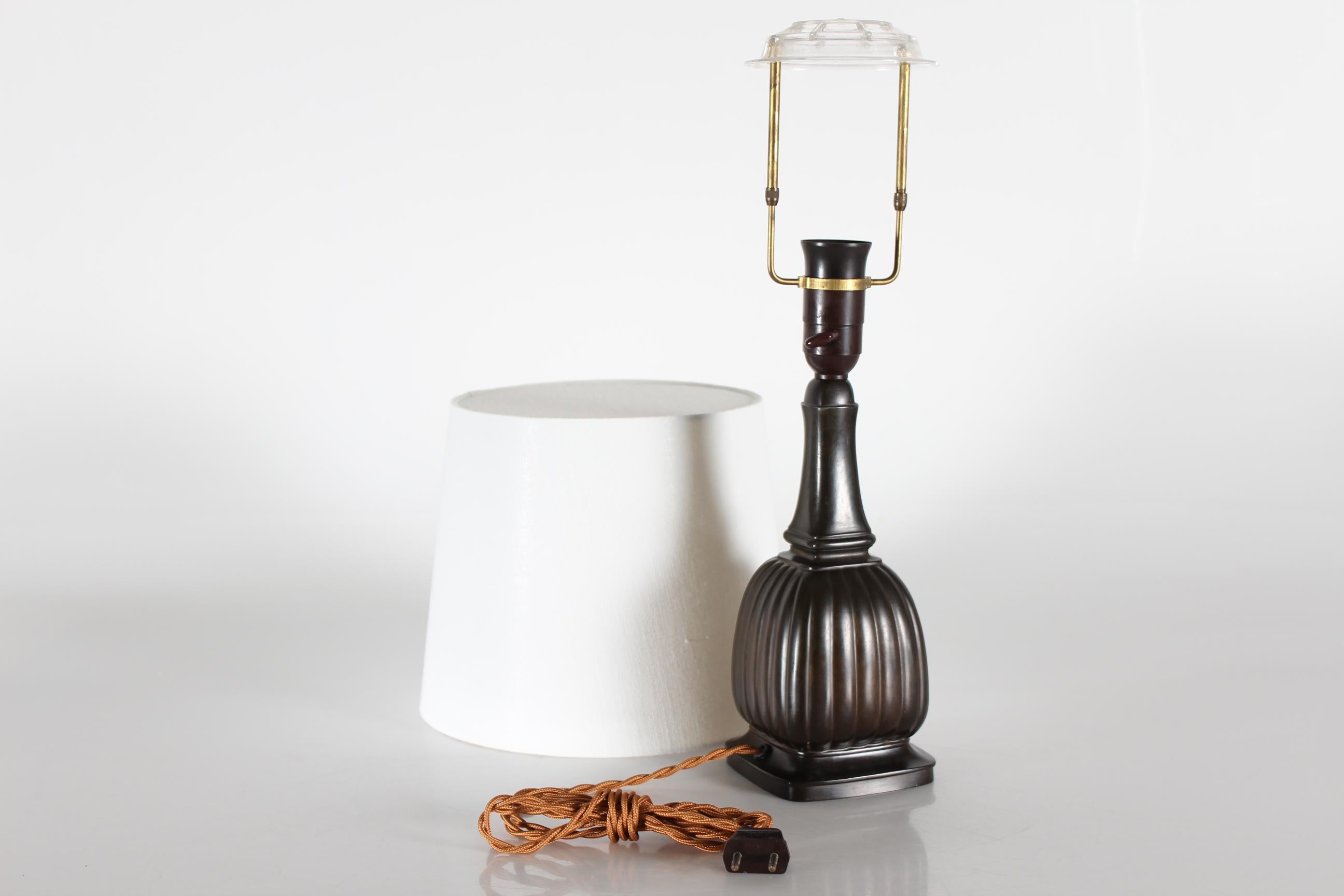 Lampe de table Art déco danoise de Just Andersen (1884-1943) réalisée dans les années 1930. 

Il est en très bon état vintage et présente une belle couleur en surface.

Signé avec le Monogramme de Just Andersen et le numéro de modèle