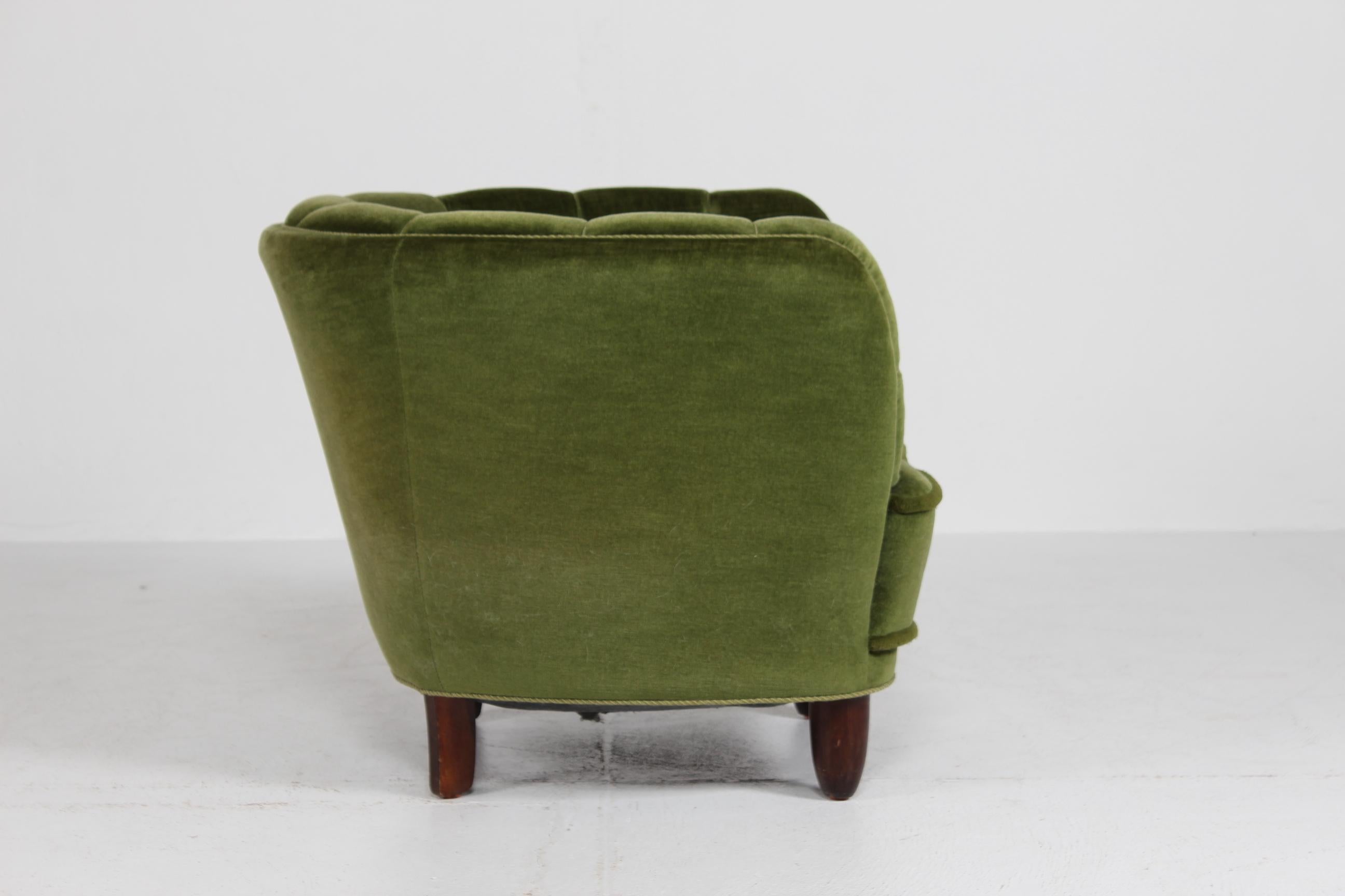 Danish Art Deco Club Chair in Viggo Boesen Style Dark Green Velvet, 1940s In Good Condition In Silkeborg, Silkeborg