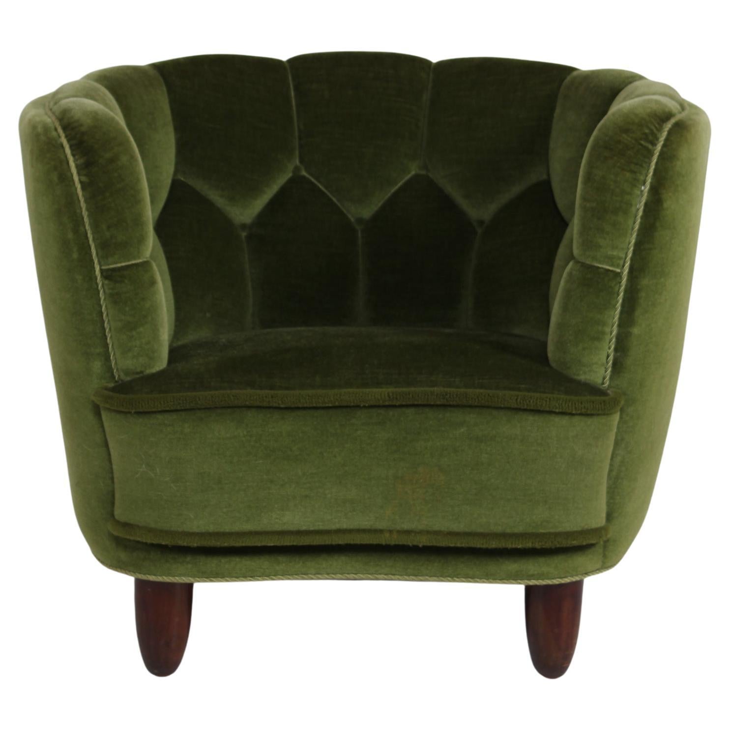 Danish Art Deco comfortable lounge chair fully upholstered with dark green velvet. Legs of dark stained oak, The two front legs are round and slightly pointed.

Handmade in the 1940s by Danish carpenter and tightly upholstered by skilled furniture