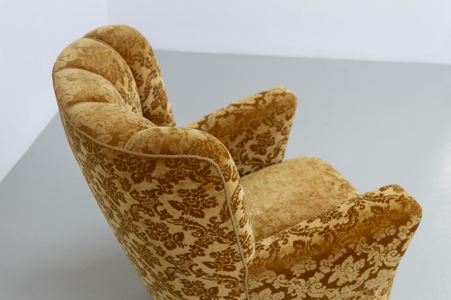 Milieu du XXe siècle Chaise longue danoise Art déco en velours jaune doré, années 1940 en vente