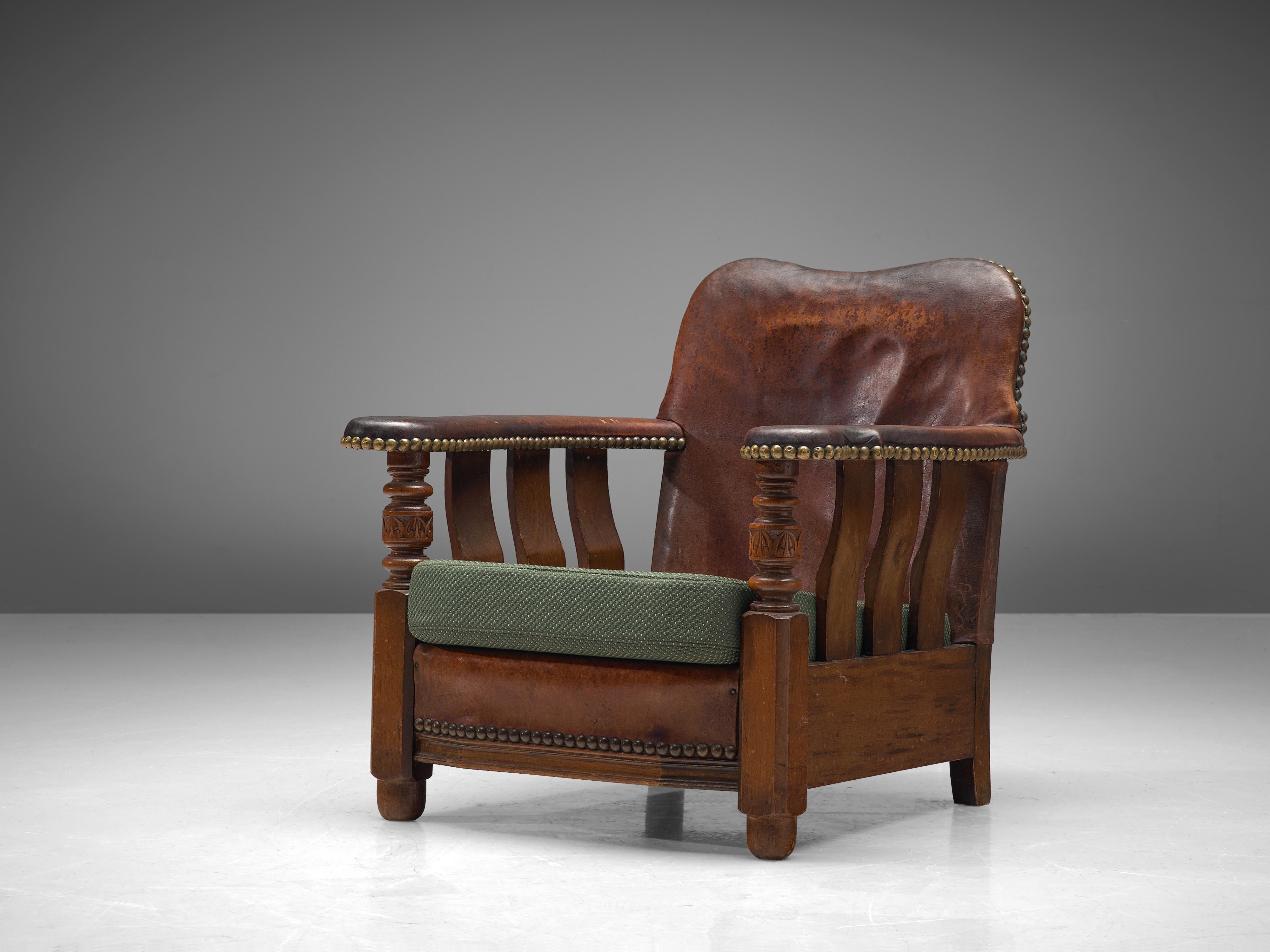 Sessel, gebeizte Esche, Leder, Stoff, Dänemark, 1920er Jahre.

Ein außergewöhnliches Beispiel für das frühe dänische Design, dieser Loungesessel mit robuster, sperriger Ästhetik. Das Gestell des Stuhls ist aus gebeiztem Eschenholz gefertigt. Die