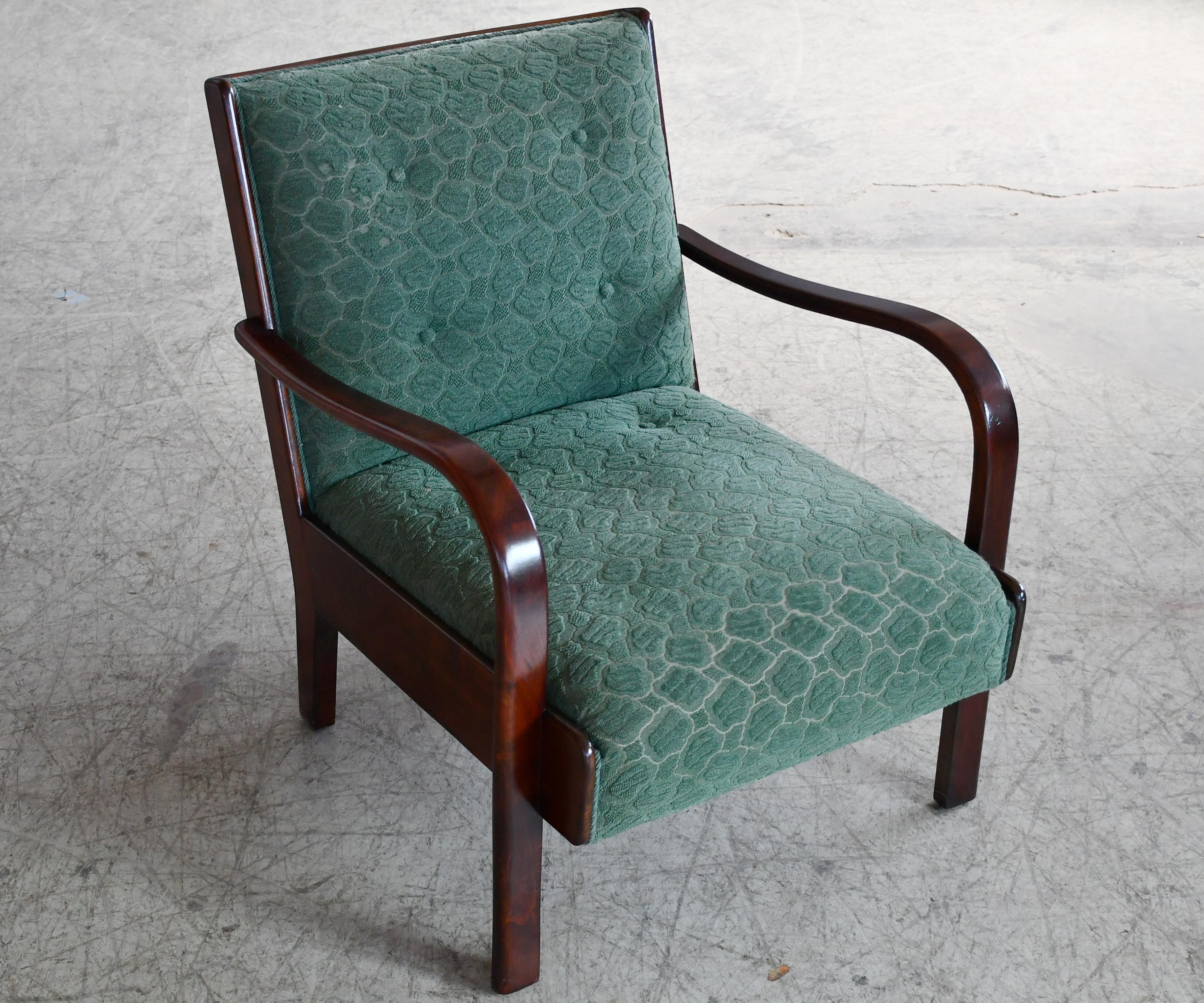 Splendida sedia danese del tardo Art Déco o della prima metà del secolo scorso, risalente alla fine degli anni '30 o all'inizio degli anni '40, con cuscini a molle e bellissimi braccioli aperti e gambe intagliate in mogano massiccio Adoriamo il
