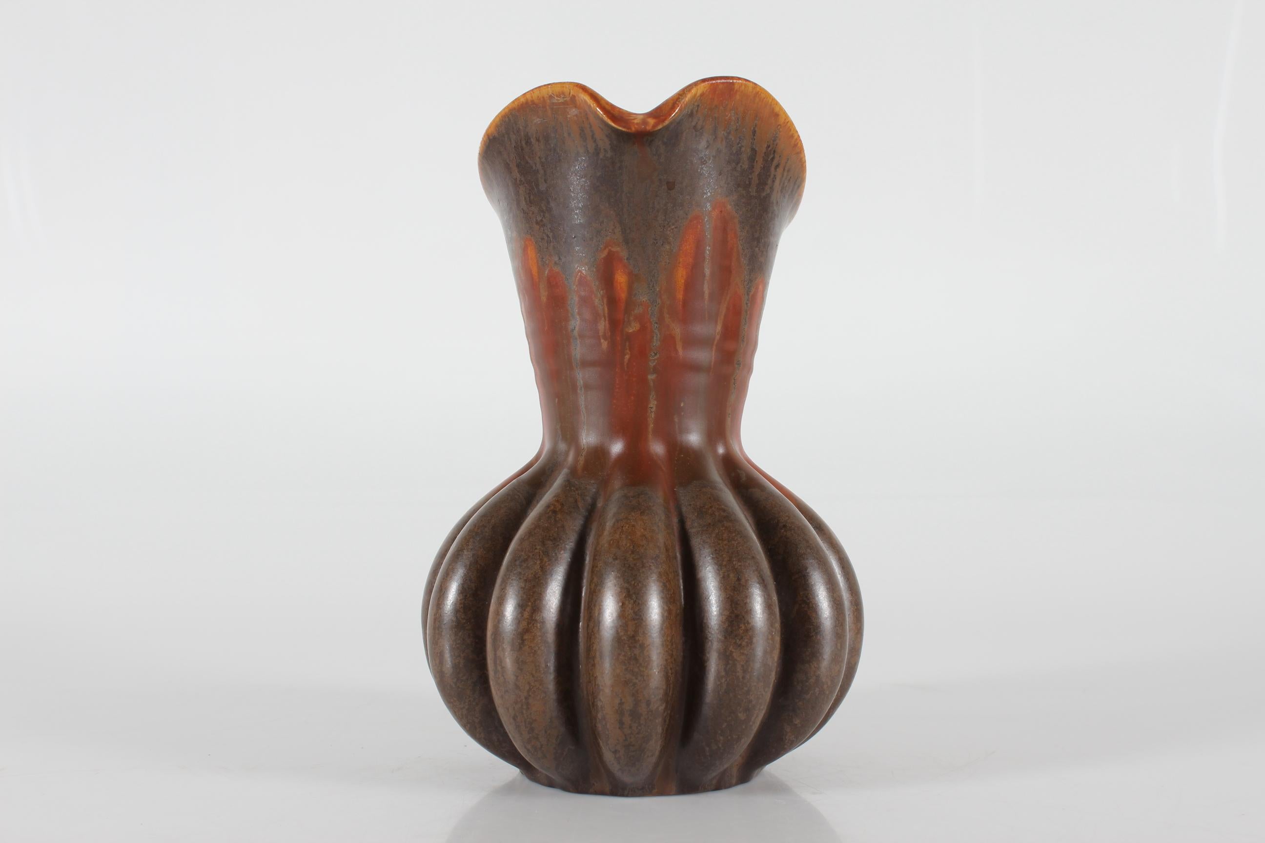 Brocca decorativa danese Art Decor modello no. 4264 del laboratorio di ceramica Michael Andersen & Søn (MA&S). Progettato e realizzato tra gli anni '30 e '50 circa. dagli anni '30 agli anni '50.

Il corpo della brocca ha una forma a zucca ed è