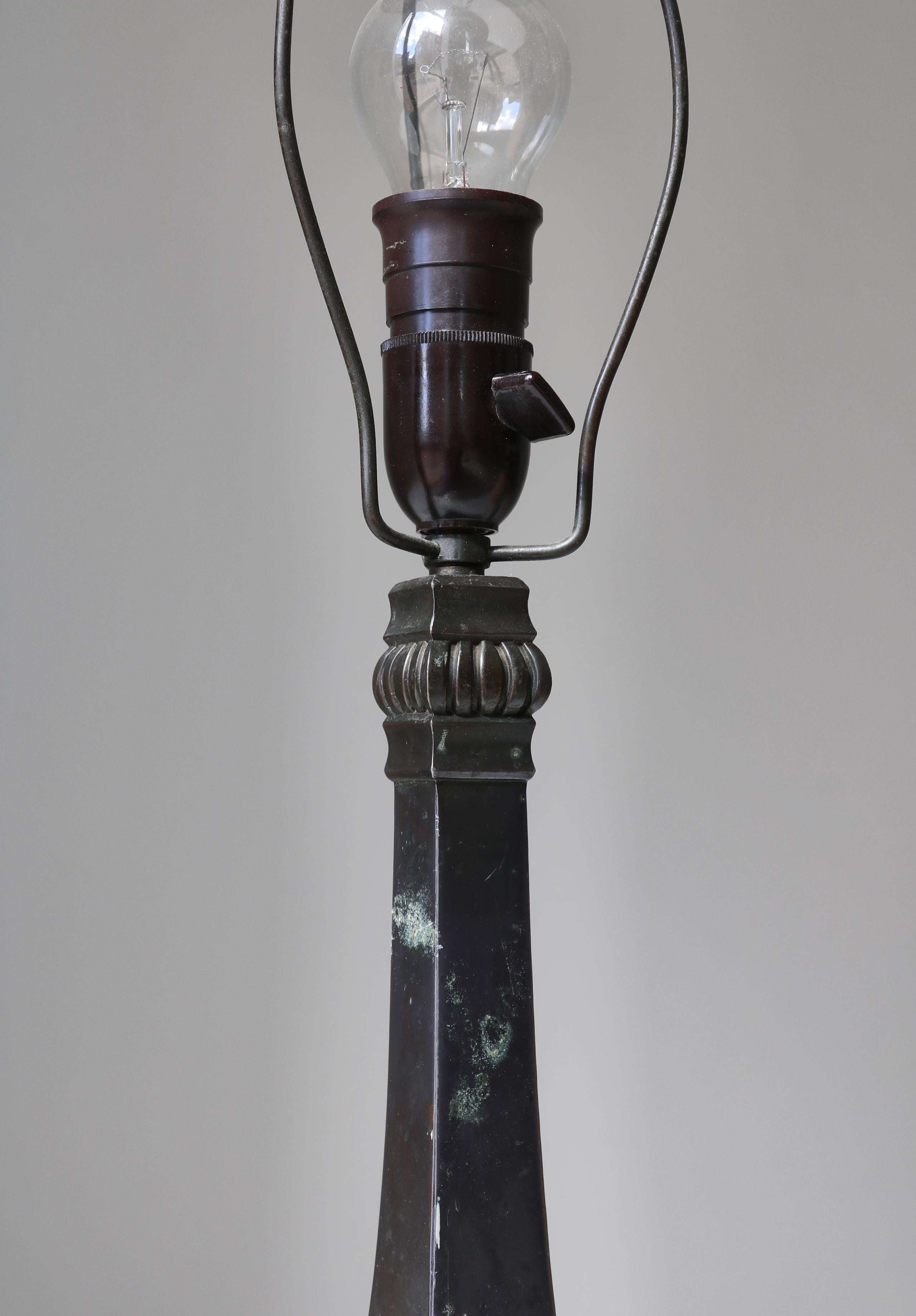 Lampe de table danoise Art Déco en bronze patiné style Just Andersen, années 1920 en vente 3