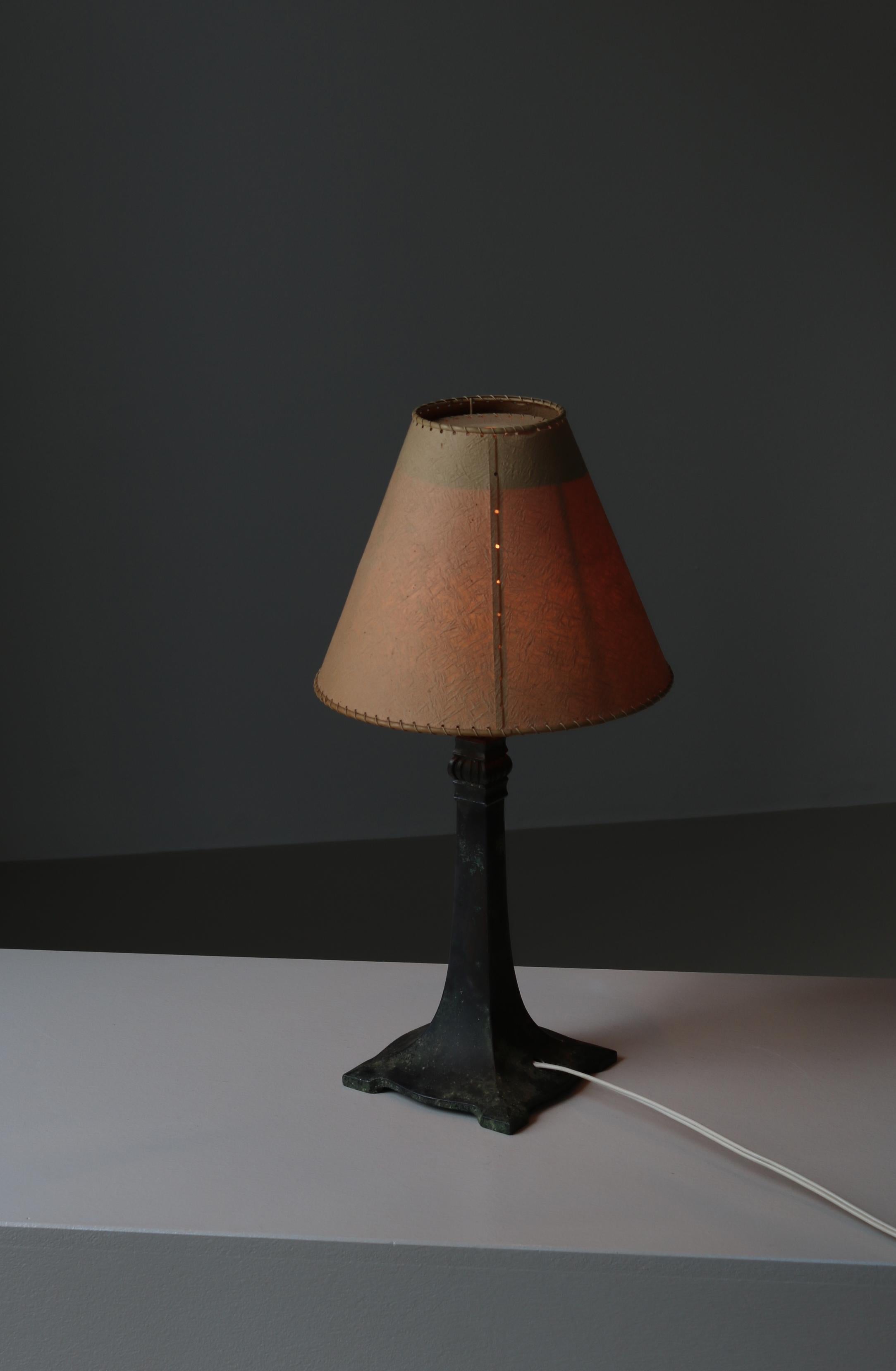 Début du 20ème siècle Lampe de table danoise Art Déco en bronze patiné style Just Andersen, années 1920 en vente