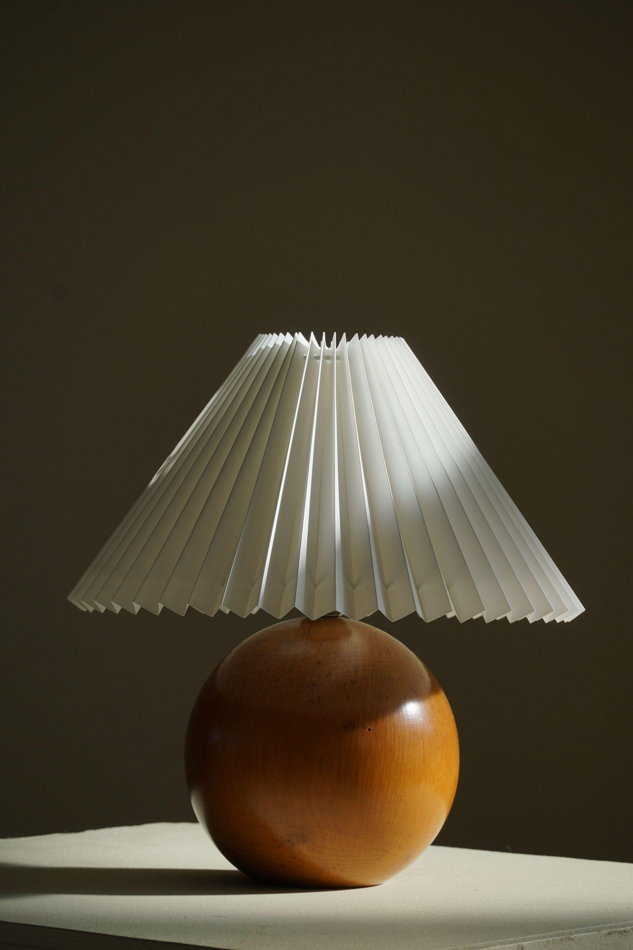 Danish Art Deco Round Wooden Table Lamp in Birch, 1930s 2